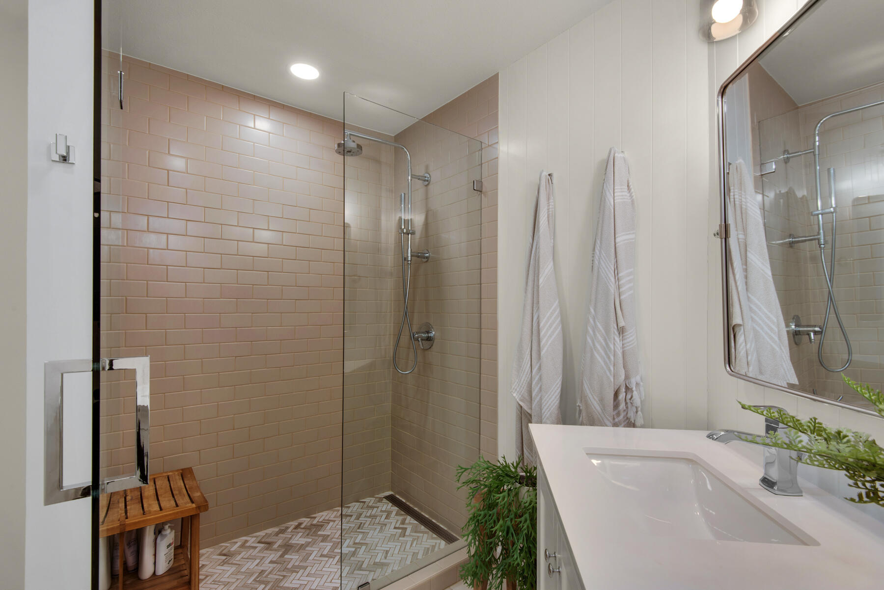 LAKESIDE CONDO AT BLUEWATER BAY - Residential