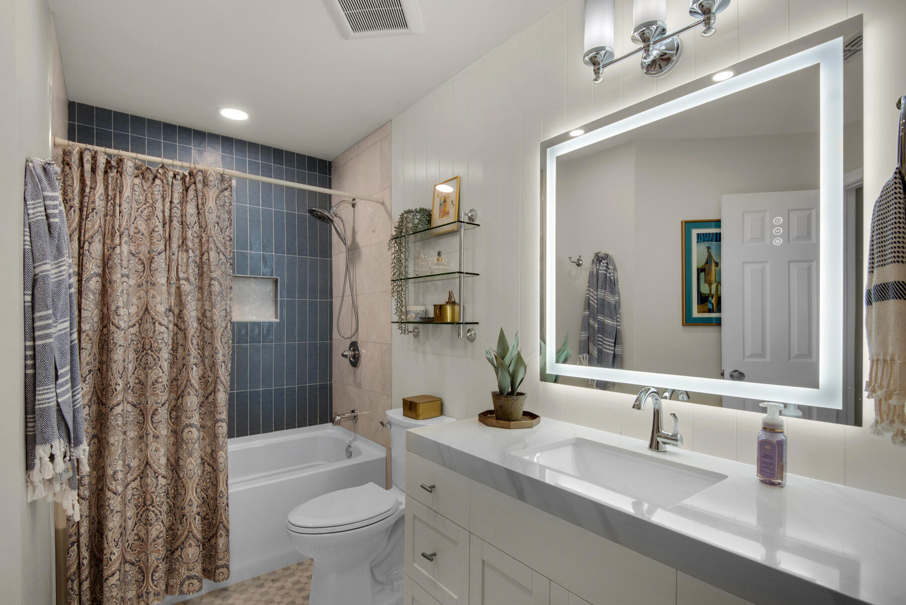 LAKESIDE CONDO AT BLUEWATER BAY - Residential