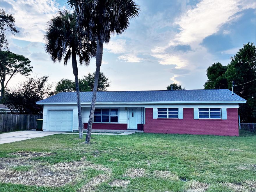 3 bedroom, 2 bathroom home minutes to Hurlburt Field AFB.