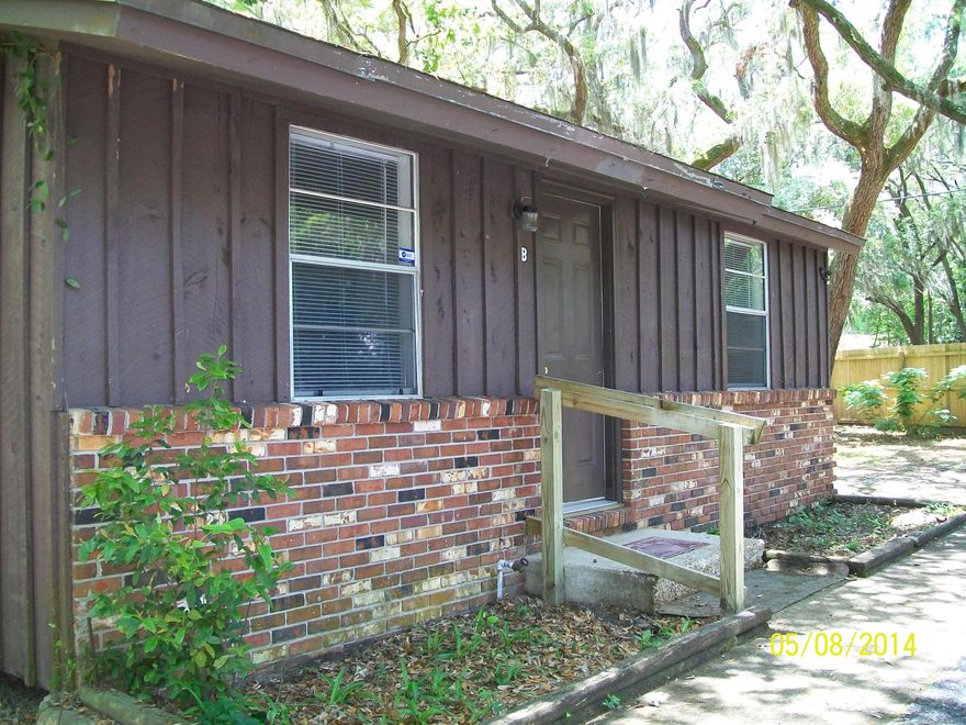 2 bedroom, 1 bath cottage house with updated flooring, kitchen cabinets, and appliances. Plenty of oak trees for shade. Sorry, pets not negotiable.