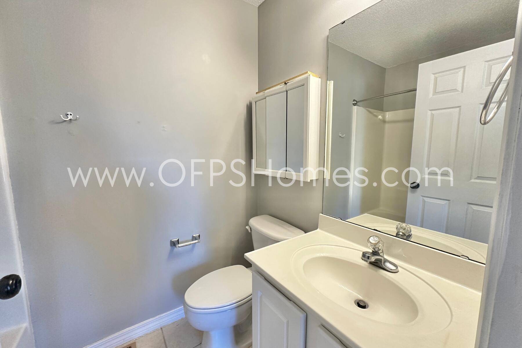 OAK PARK TOWNHOMES - Residential Lease