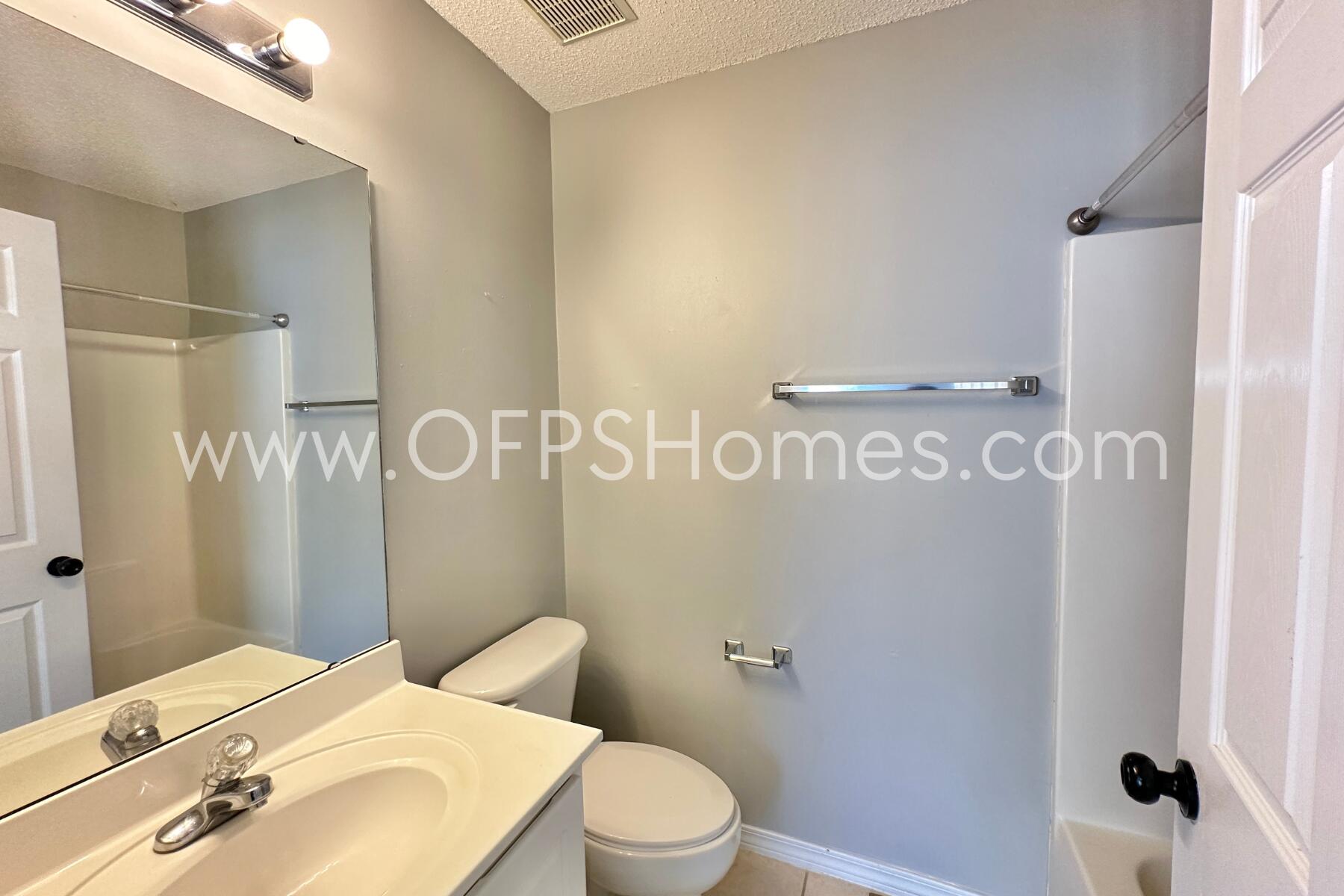 OAK PARK TOWNHOMES - Residential Lease