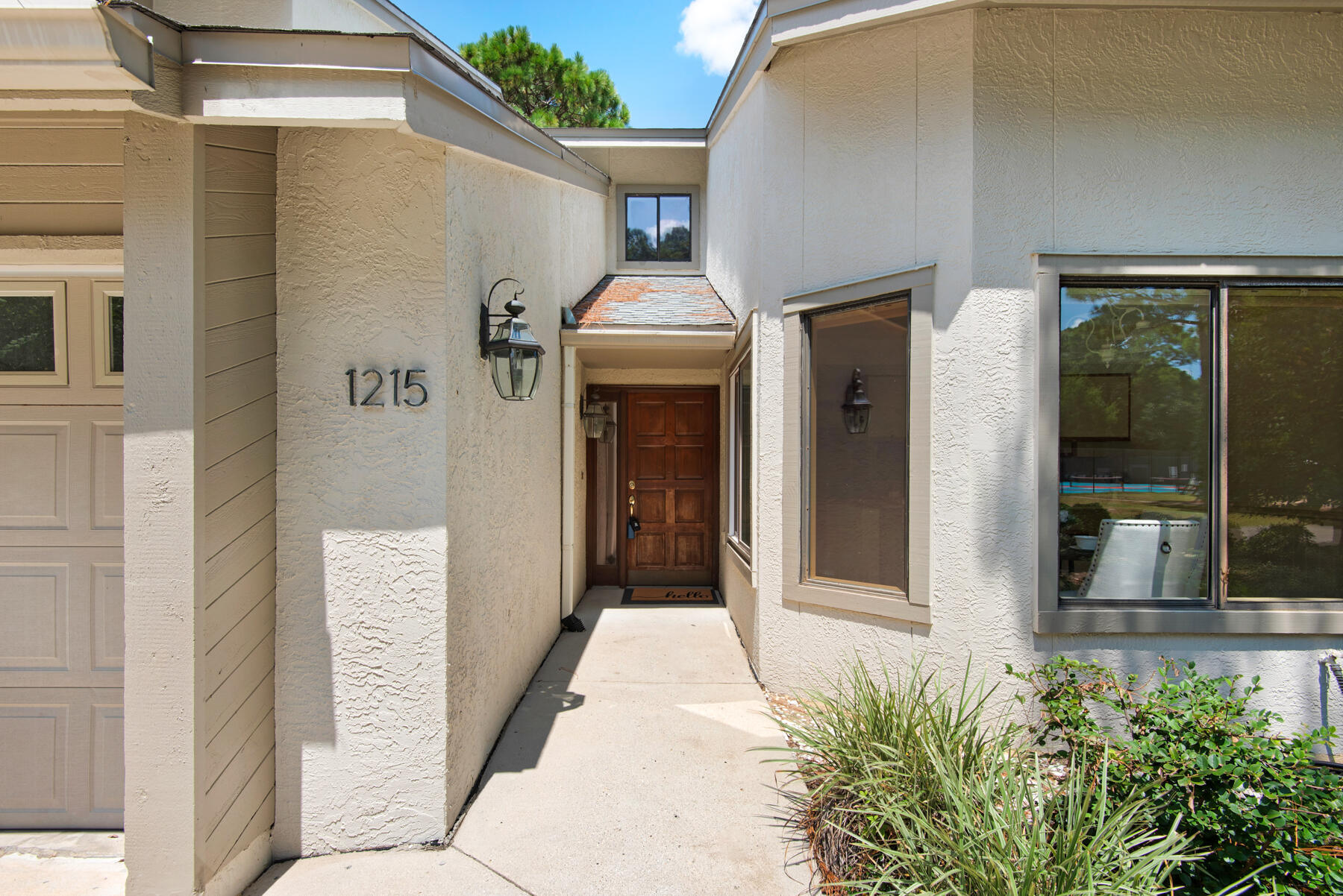 Rare opportunity to own one of these incredibly spacious townhomes at Glen Eagles Green at Bluewater Bay. This end unit, 3 bedroom, 2.5 bathroom with over 2300 sqft of functional living space!  Soaring, vaulted ceilings, beautiful oak carved banisters, recessed lighting, crown molding and decorative light fixtures are just some of the features in this lovely townhome. The well appointed kitchen features breakfast bar, plenty of cabinets for storage and updated appliances, along with an eat in kitchen area with so much natural lighting! The formal dining room is open to the large living room with a sunroom surrounded by windows and overlooking the peaceful backyard with lush, mature landscaping and the lake! The main bedroom suite is located on the first floor with en suite bathroom with double sinks with granite counters, a separate shower, oversized soaking tub plus a giant walk in closet. The laundry room is also located in the master bathroom. (No more hauling the laundry all over the house). Step out back and enjoy a nice open patio with gas grill already built in and more views of the mature landscaping. 
Upstairs are two oversized bedrooms, both with large walk-in closets, ceiling fans and share a full bathroom. Also upstairs is a great sized loft for another living space or office! One of the additional bedrooms is big enough to be used as a junior master suite and features a beautiful sitting area with views of the landscape and lake with fountain. Don't worry about bringing the lawnmower, your monthly HOA fee covers landscaping, trash and insurance for the exterior structure. Oakmont Drive is a beautiful tree street with two of the offered amenities across the street one of 
 three pools and new pickleball courts across the street. This property also has a whole home vacuum system and an oversized two-car garage. Notable items: New roof 2024, new interior paint Alabaster from Sherwin Williams, carpet 1 year old, AC 2020, hot water heater, kitchen appliances less than 5 yrs old. Enjoy this well maintained property in a fantastic location. Bluewater Bay is a community with lakes, wildlife, community parks and recreational areas that includes community swimming pools, tennis courts, Bayside marina and restaurant. 
