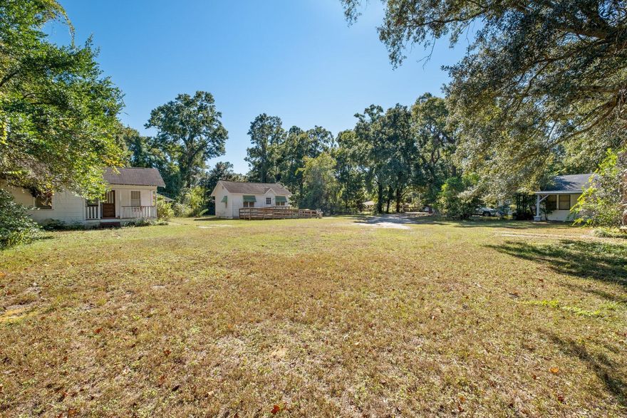 Huge 1.48 acre lot in the East Hill area of Pensacola. This property has 5 small cottages on it. AS/IS