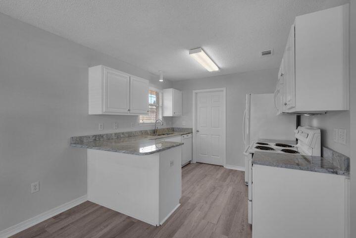 CREETWOOD PLACE - Residential Lease