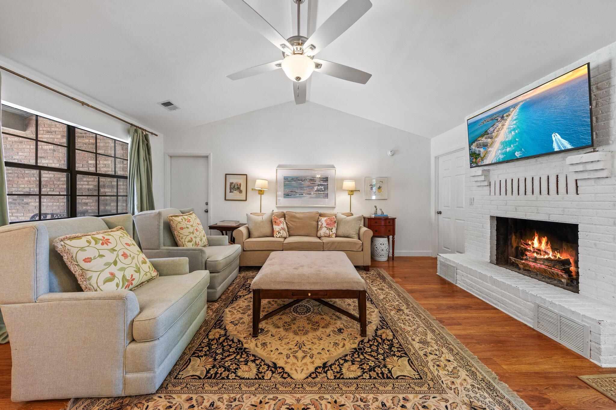 207 Oakwood Circle