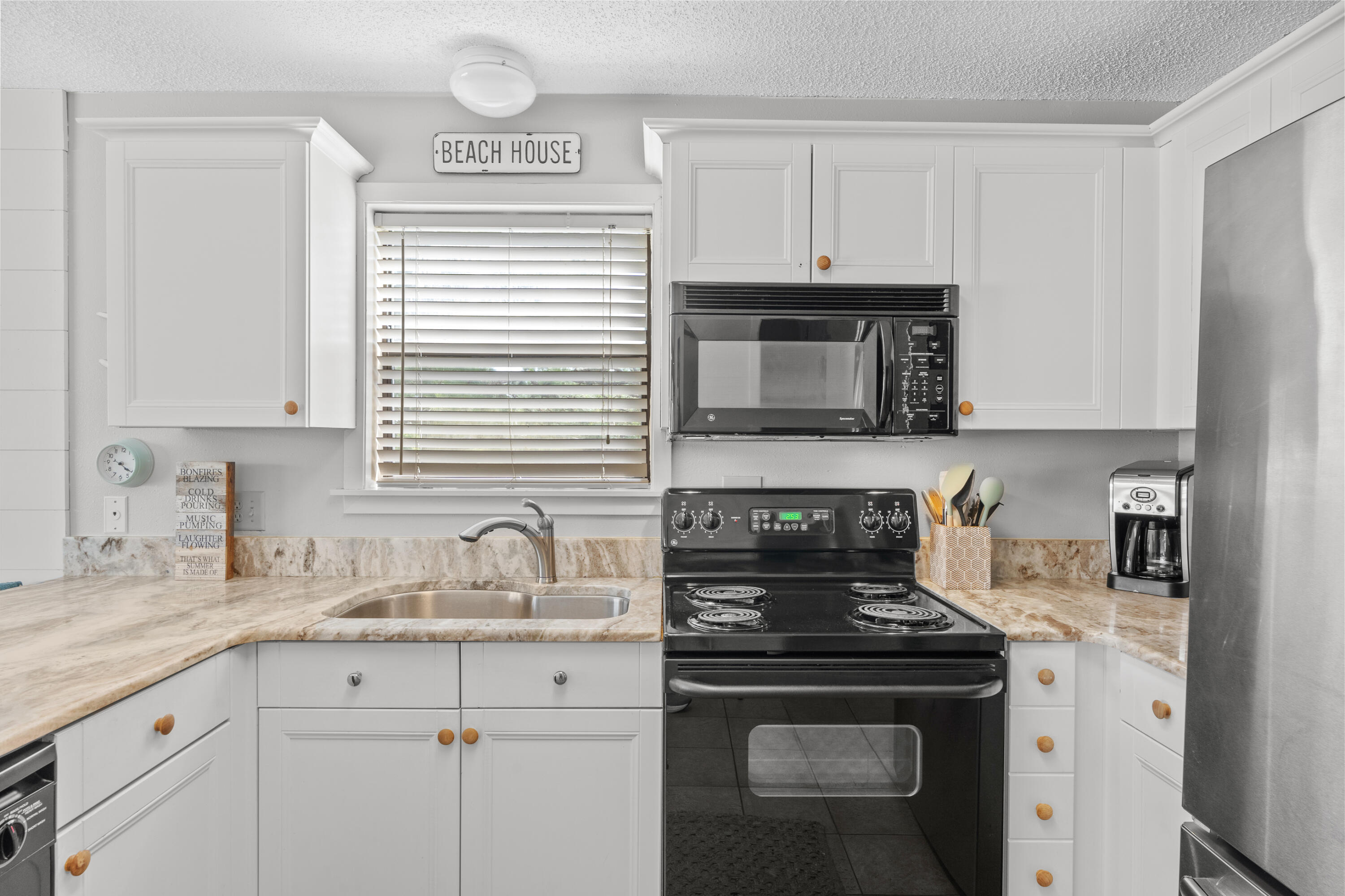 BEACHWOOD VILLAS CONDO PH 2 - Residential