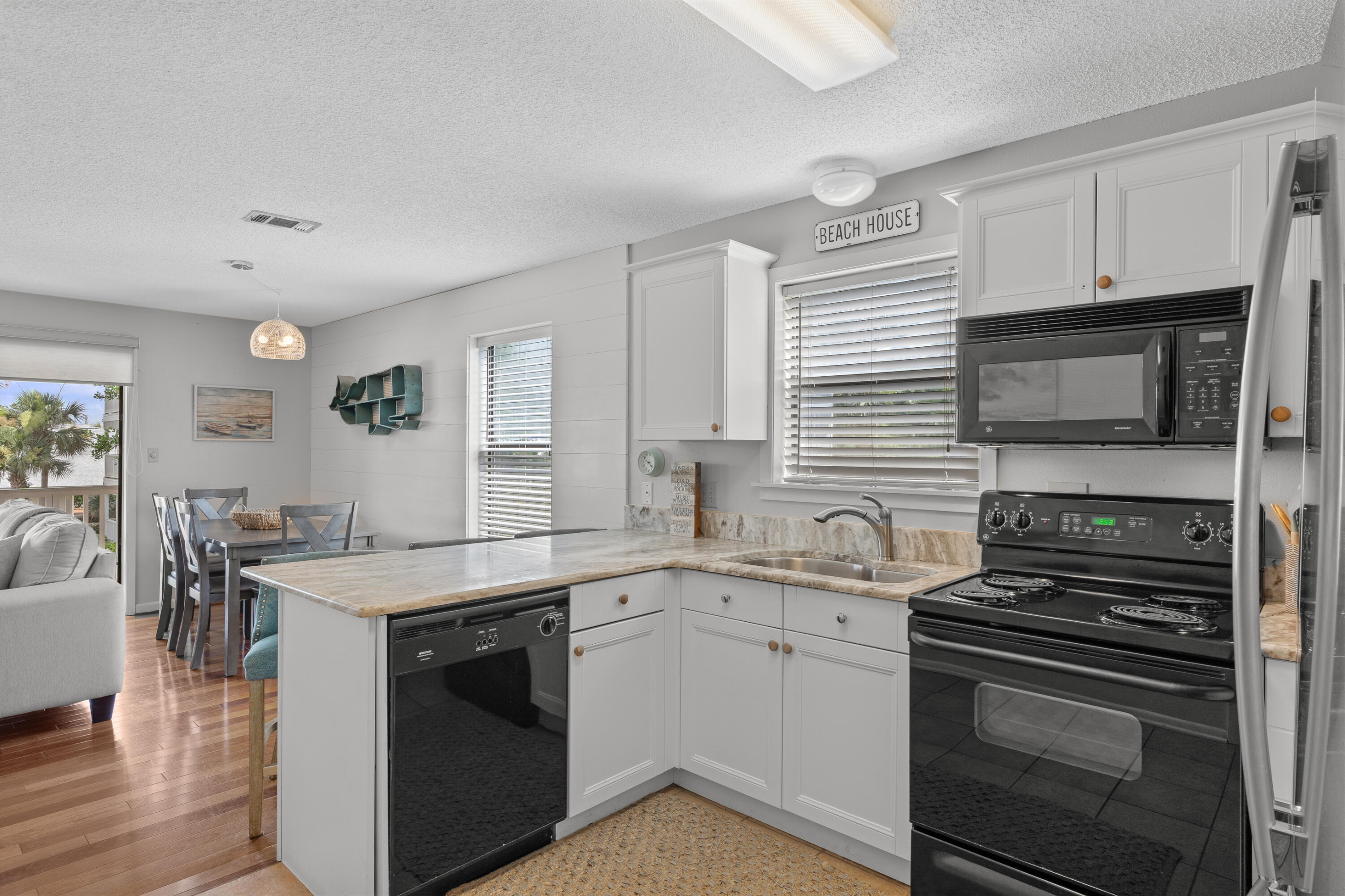 BEACHWOOD VILLAS CONDO PH 2 - Residential