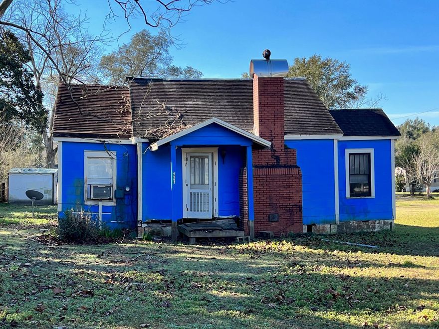 Beautiful large 1.2902-acre lot situated in a quiet community close to I-10, shopping and restaurants.  The home is an investor special and needs a total renovation.  Multiple storage buildings on the lot and there is a second power pole hook up for an RV/Camper.