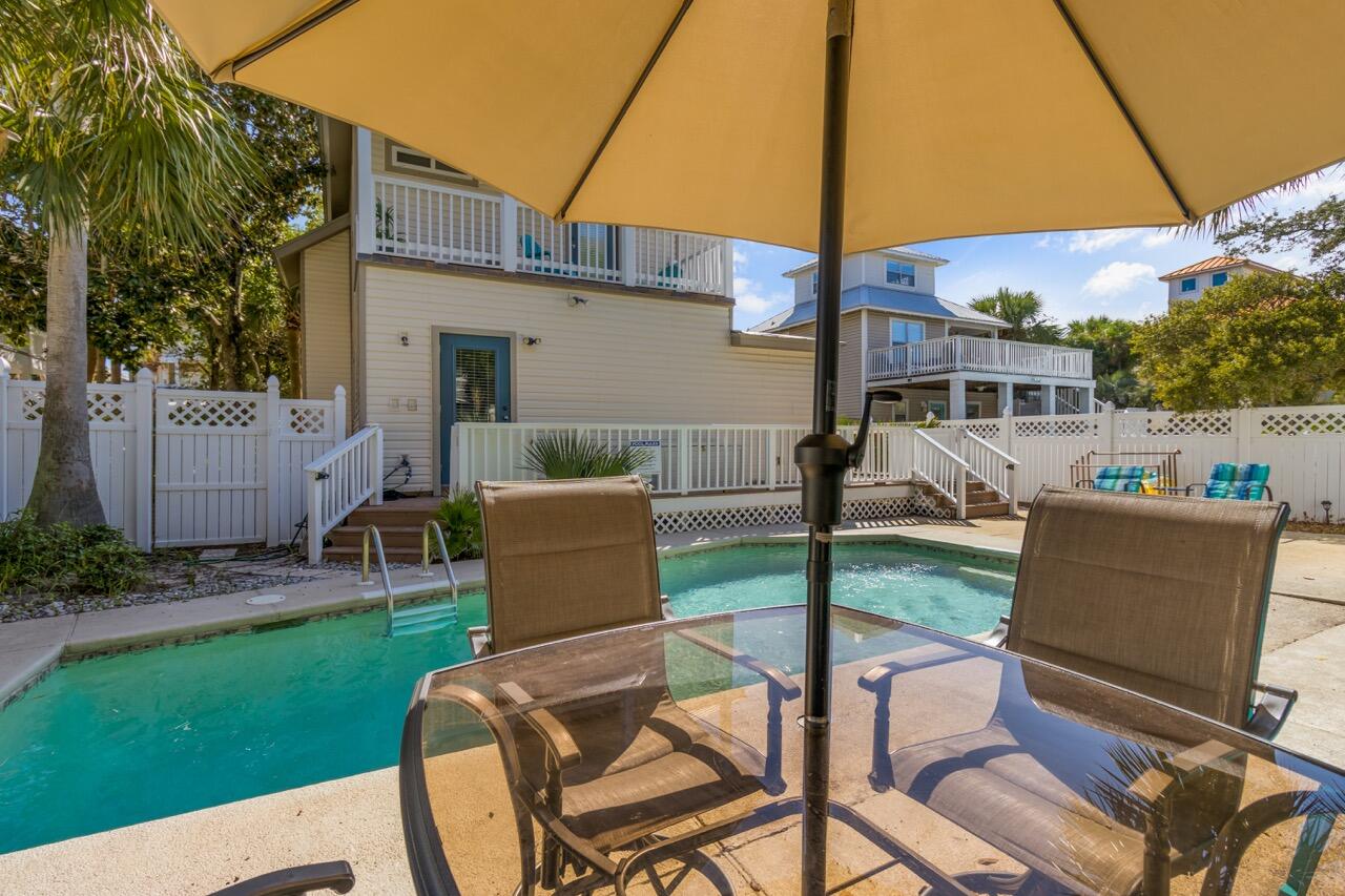 Courtyard at Crystal Beach - Residential