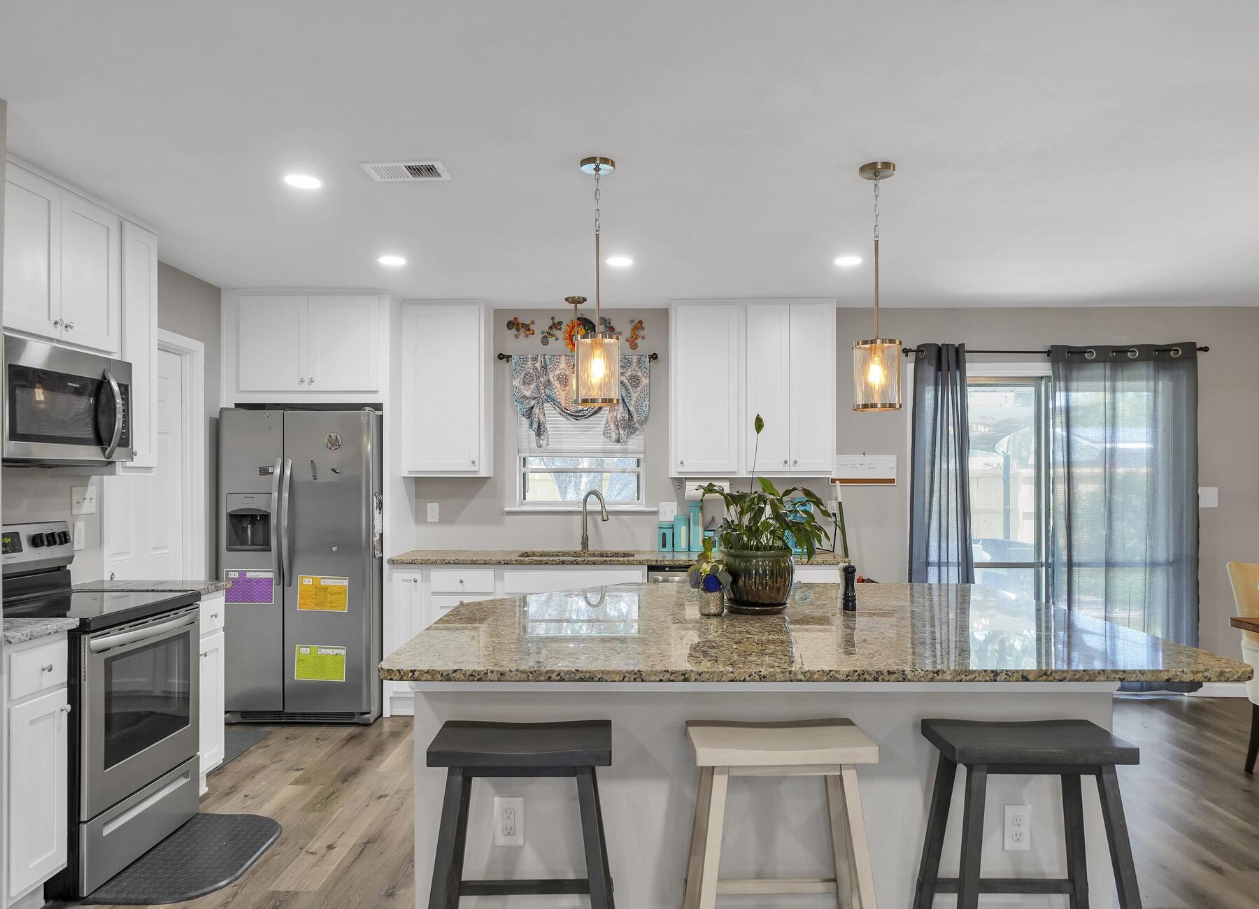 COUNTRY CLUB ESTATES - Residential