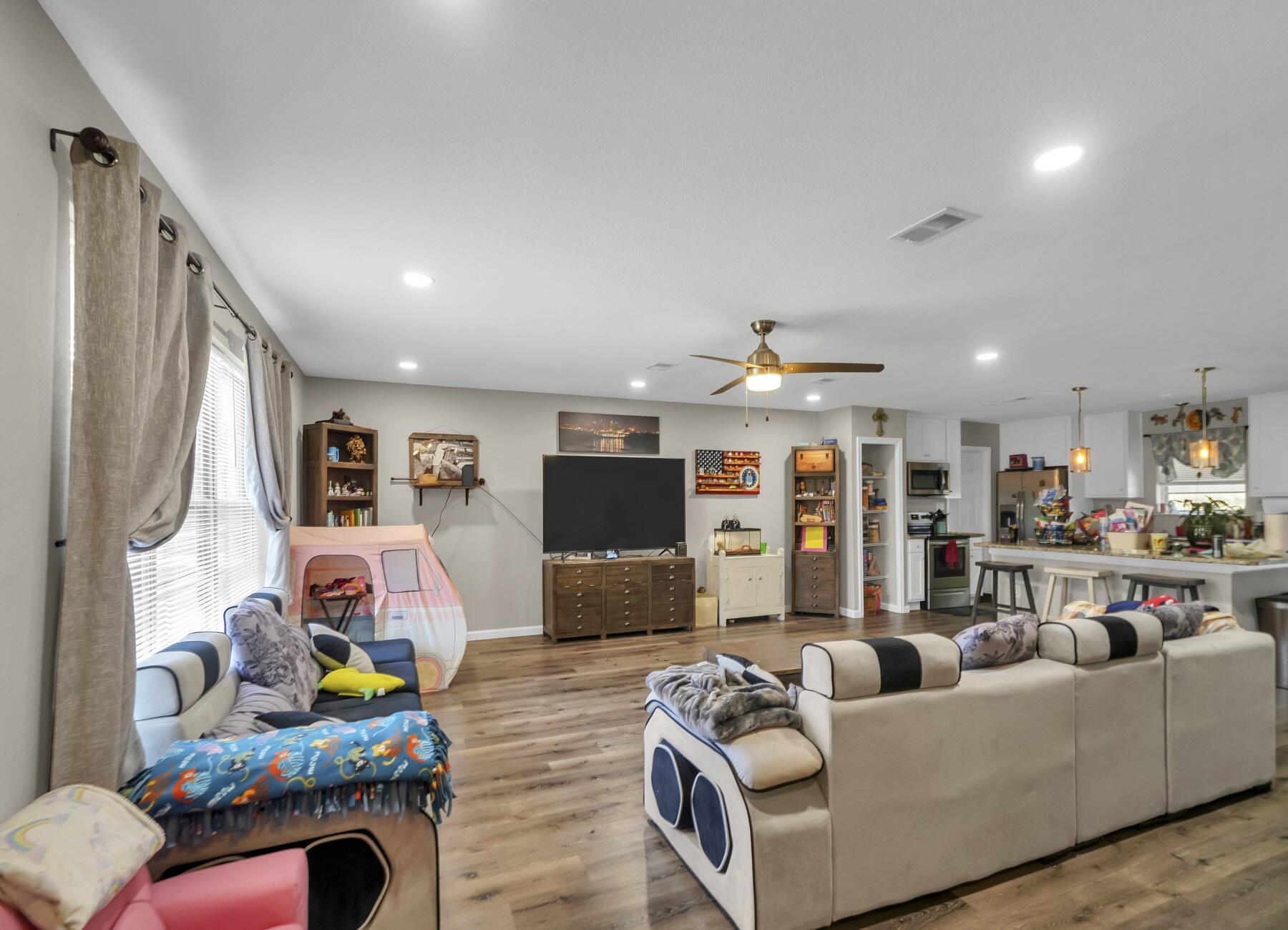 COUNTRY CLUB ESTATES - Residential