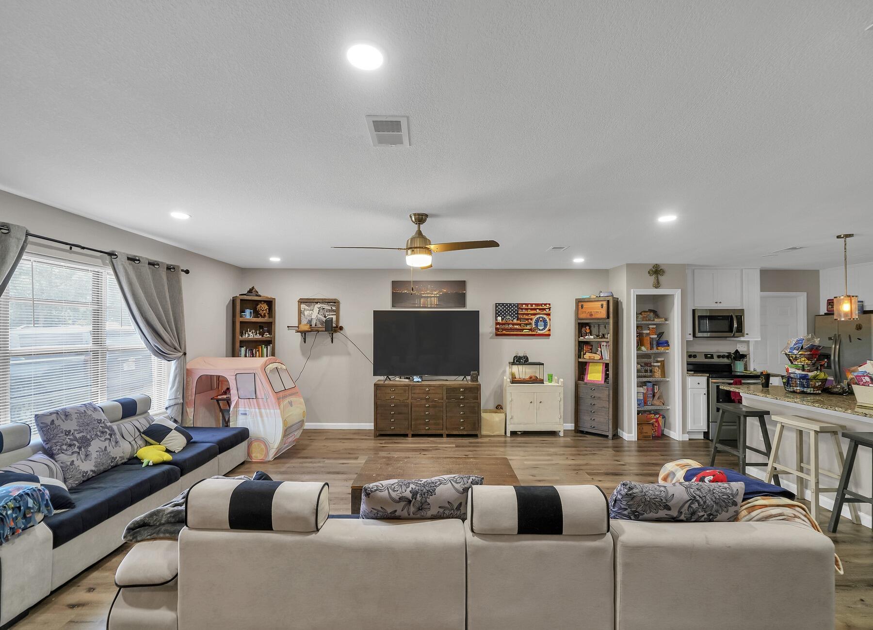 COUNTRY CLUB ESTATES - Residential