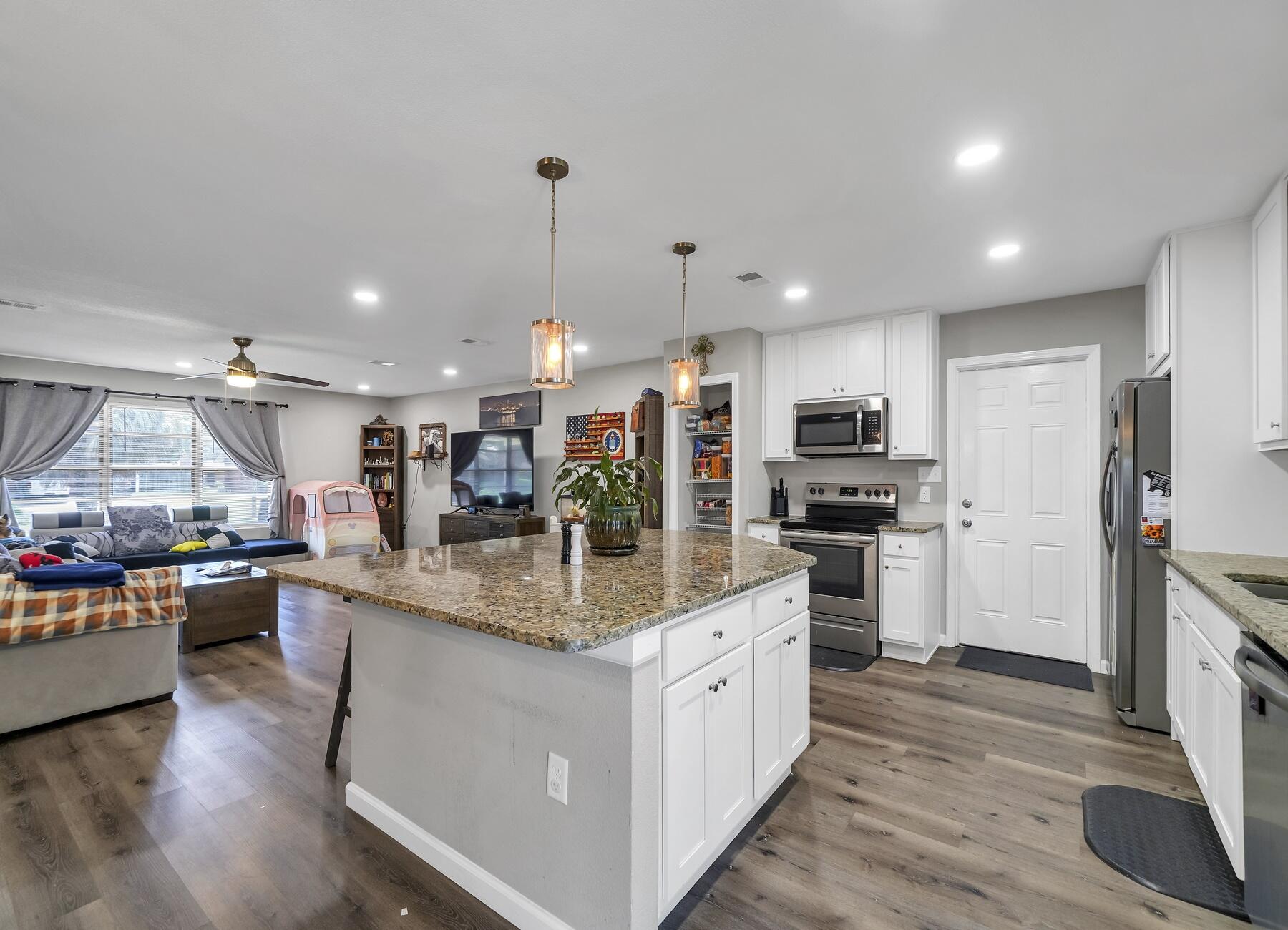 COUNTRY CLUB ESTATES - Residential