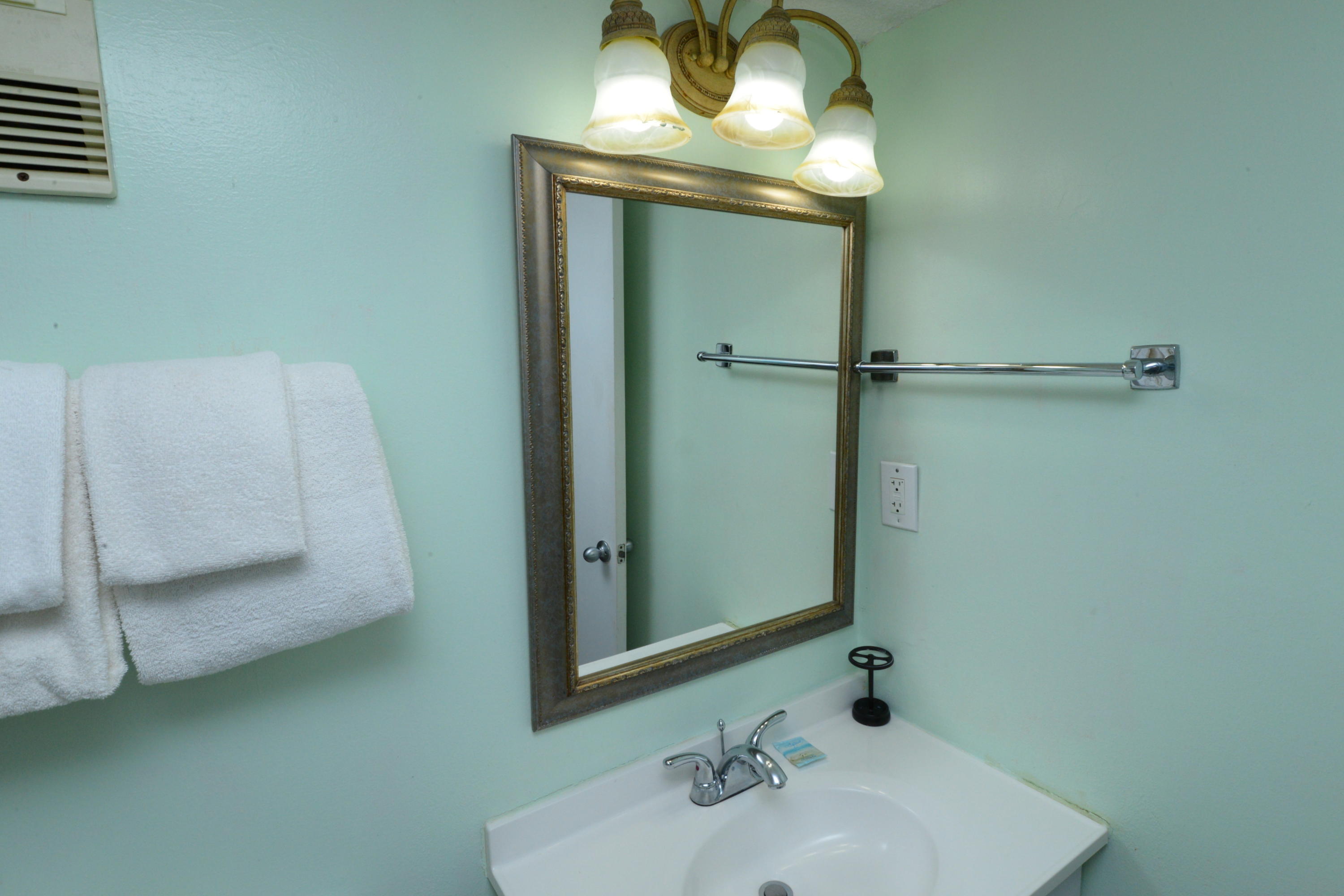 HOLIDAY SURF & RACQUET CLUB - Residential