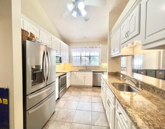 HIDDEN LAKES - Residential Lease