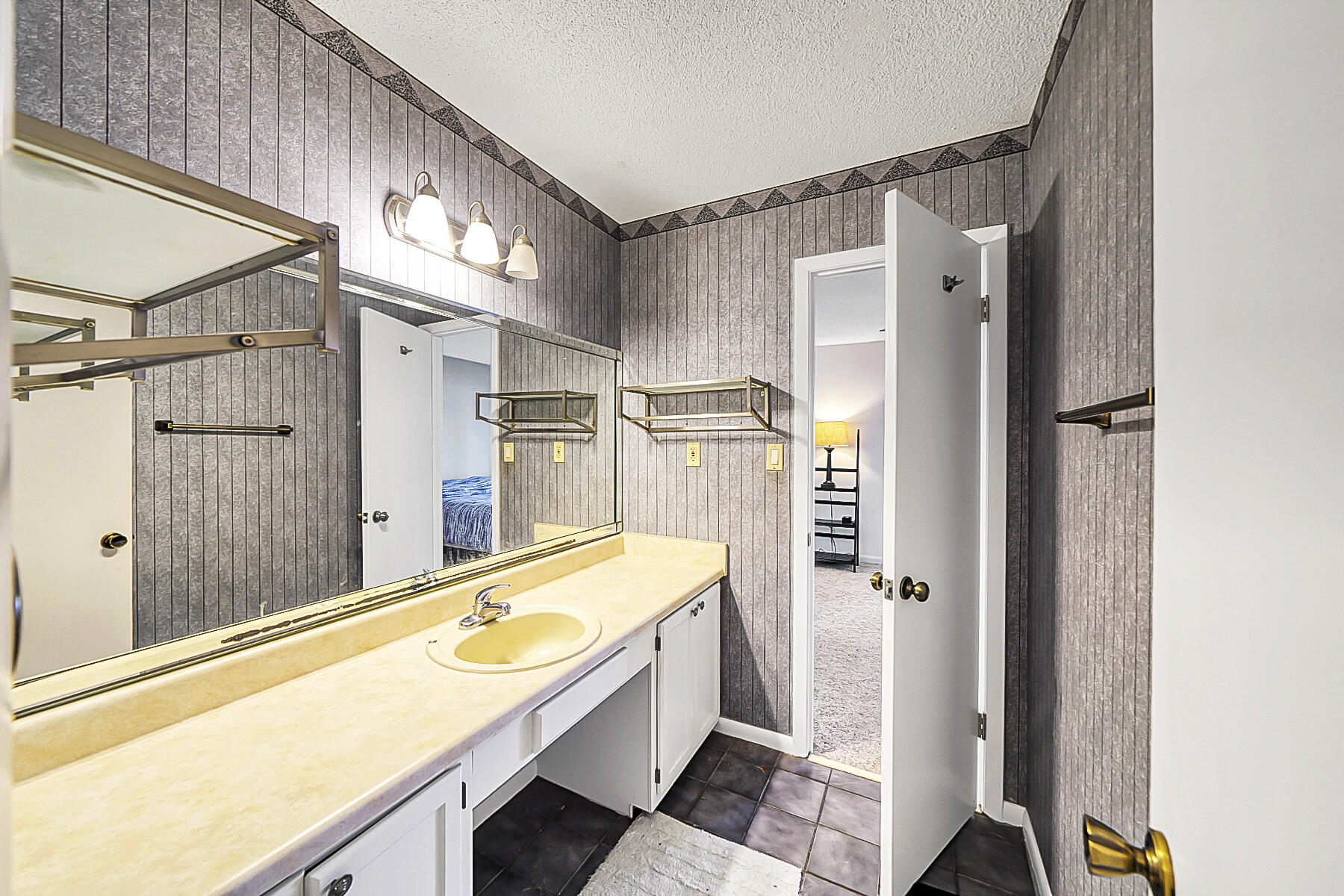 BAY MANOR - Residential