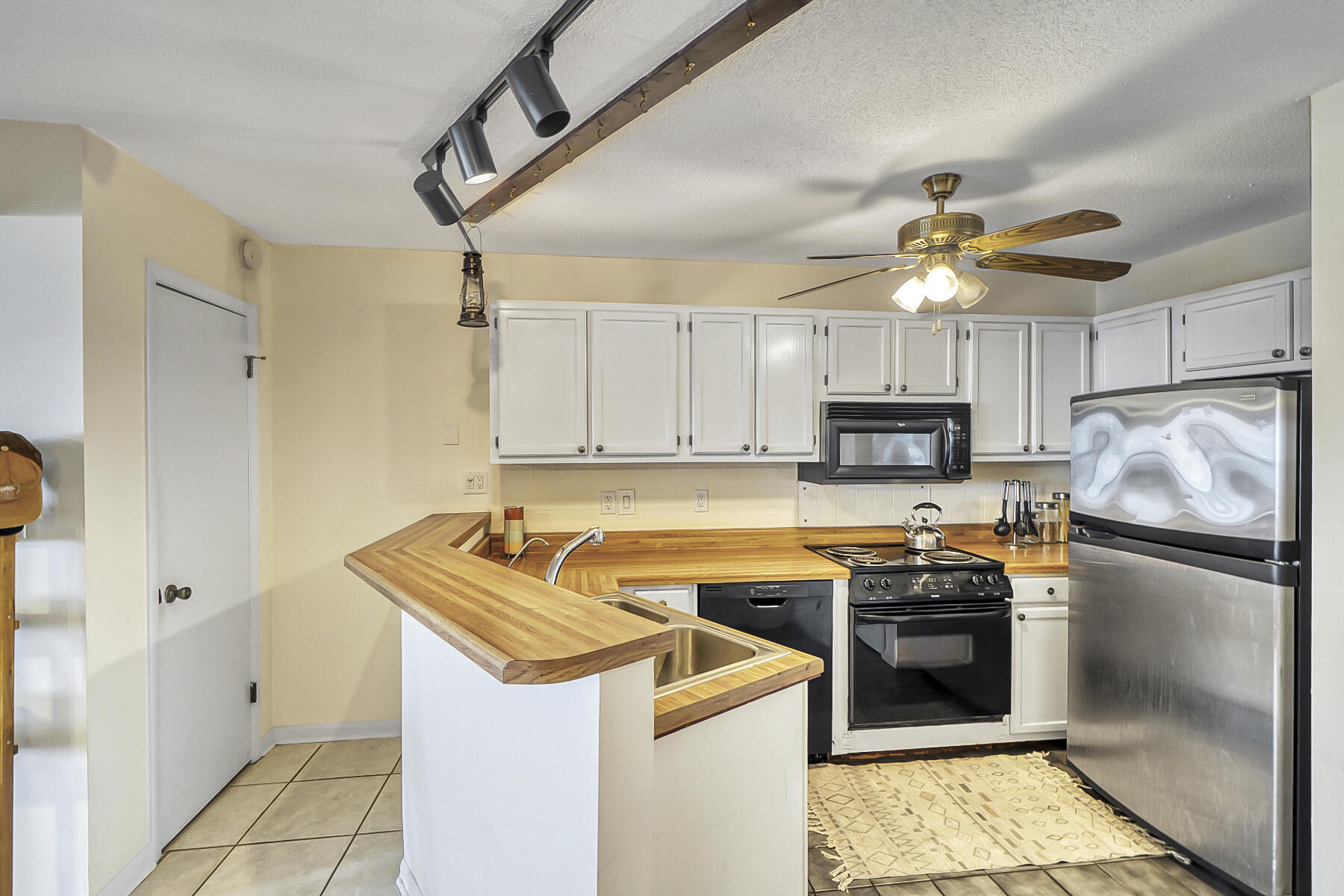 BAY MANOR - Residential