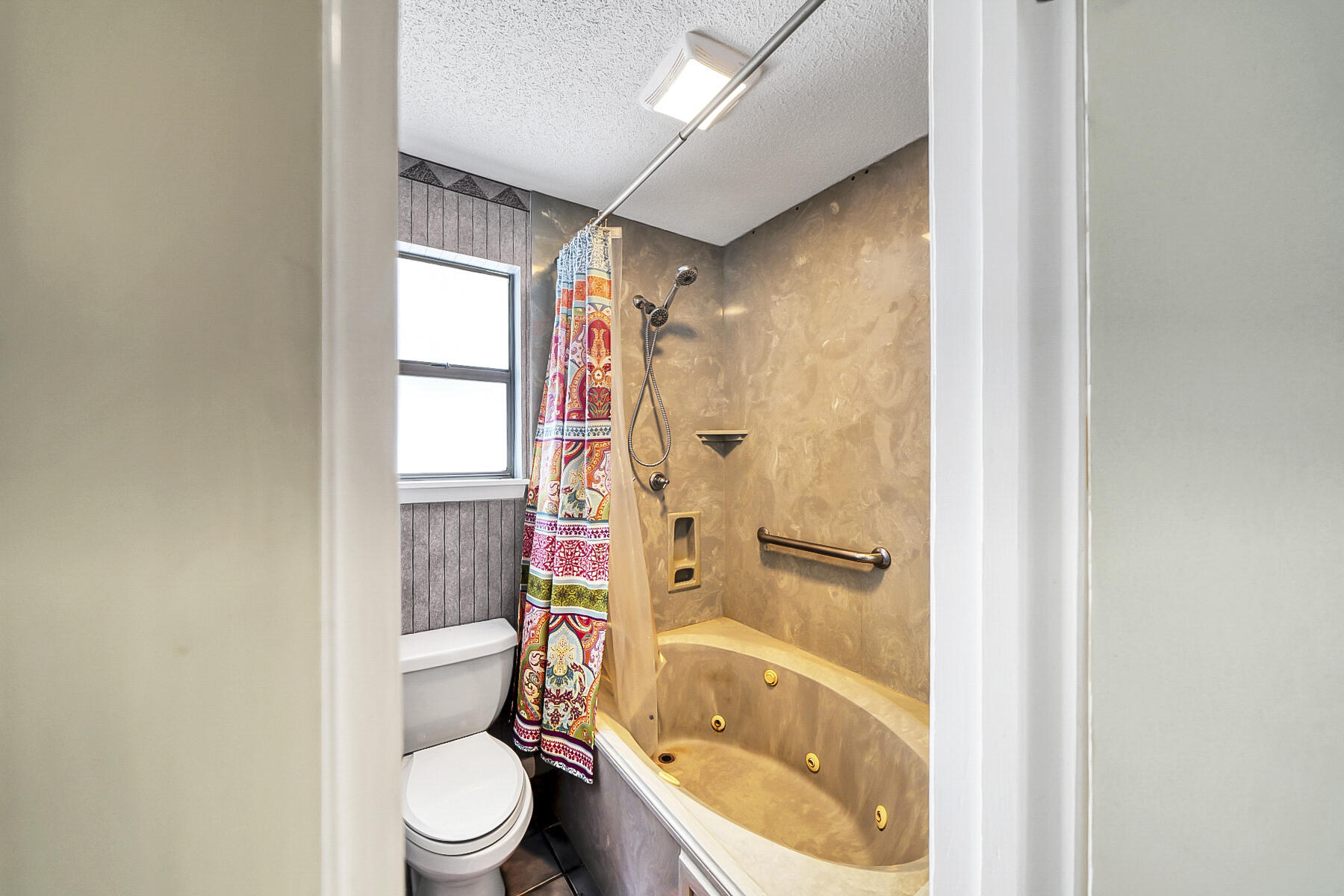 BAY MANOR - Residential