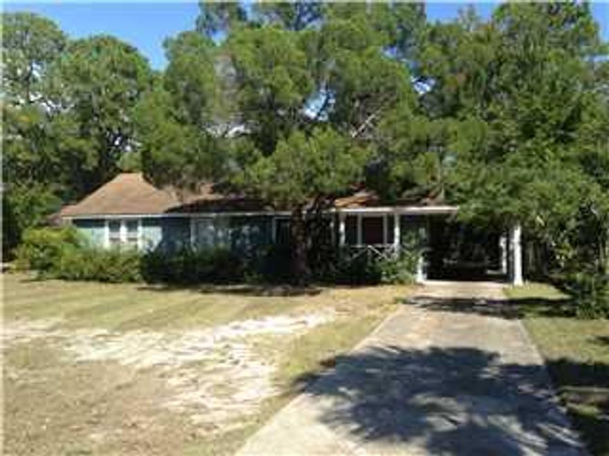 Vacant on Supra. Call Mike Herring, 850.321.0917 or Jason Oakes, 850.819.4148, to notify of showing.