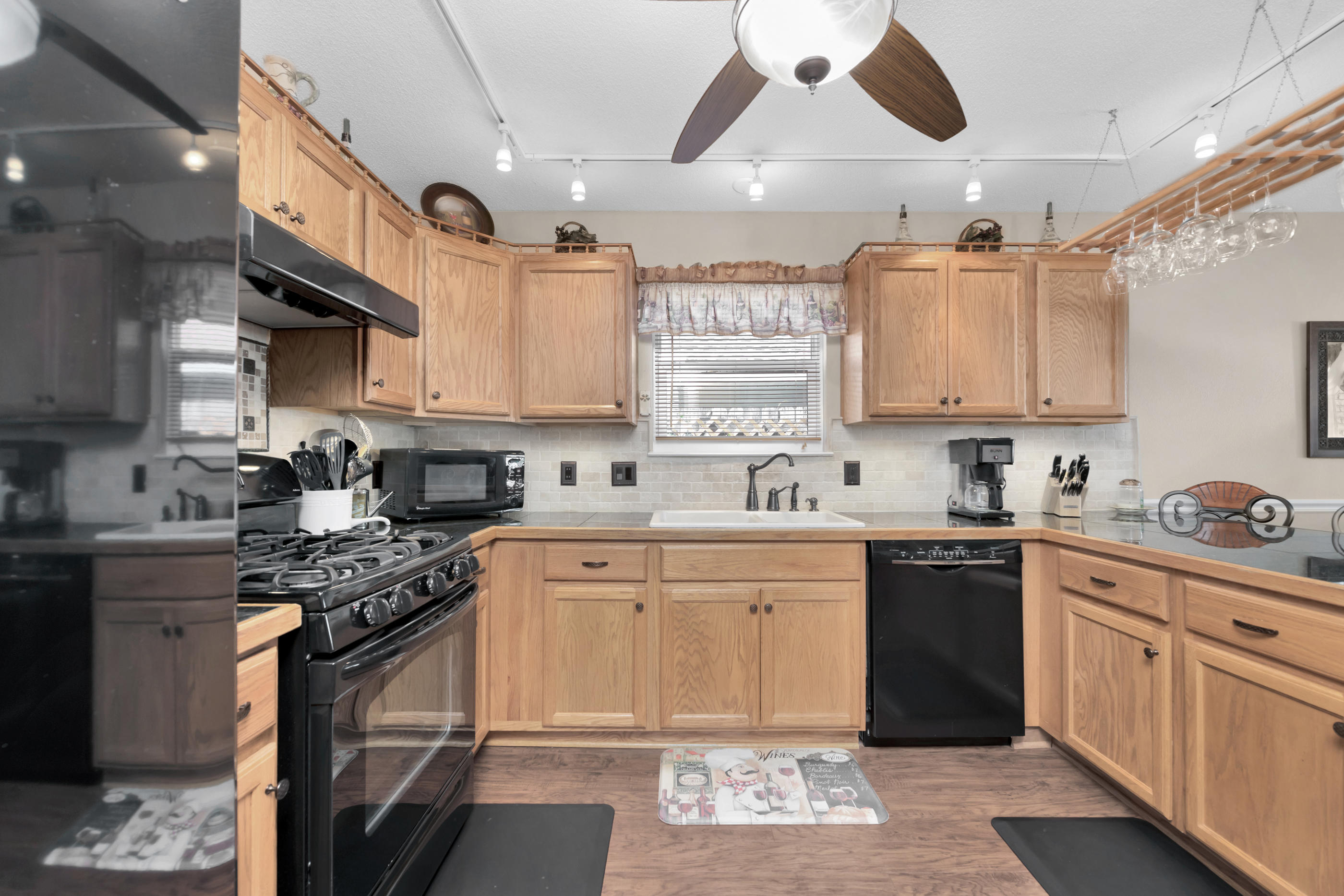 EMERALD VILLAGE S/D LOT 43 BLK B - Residential