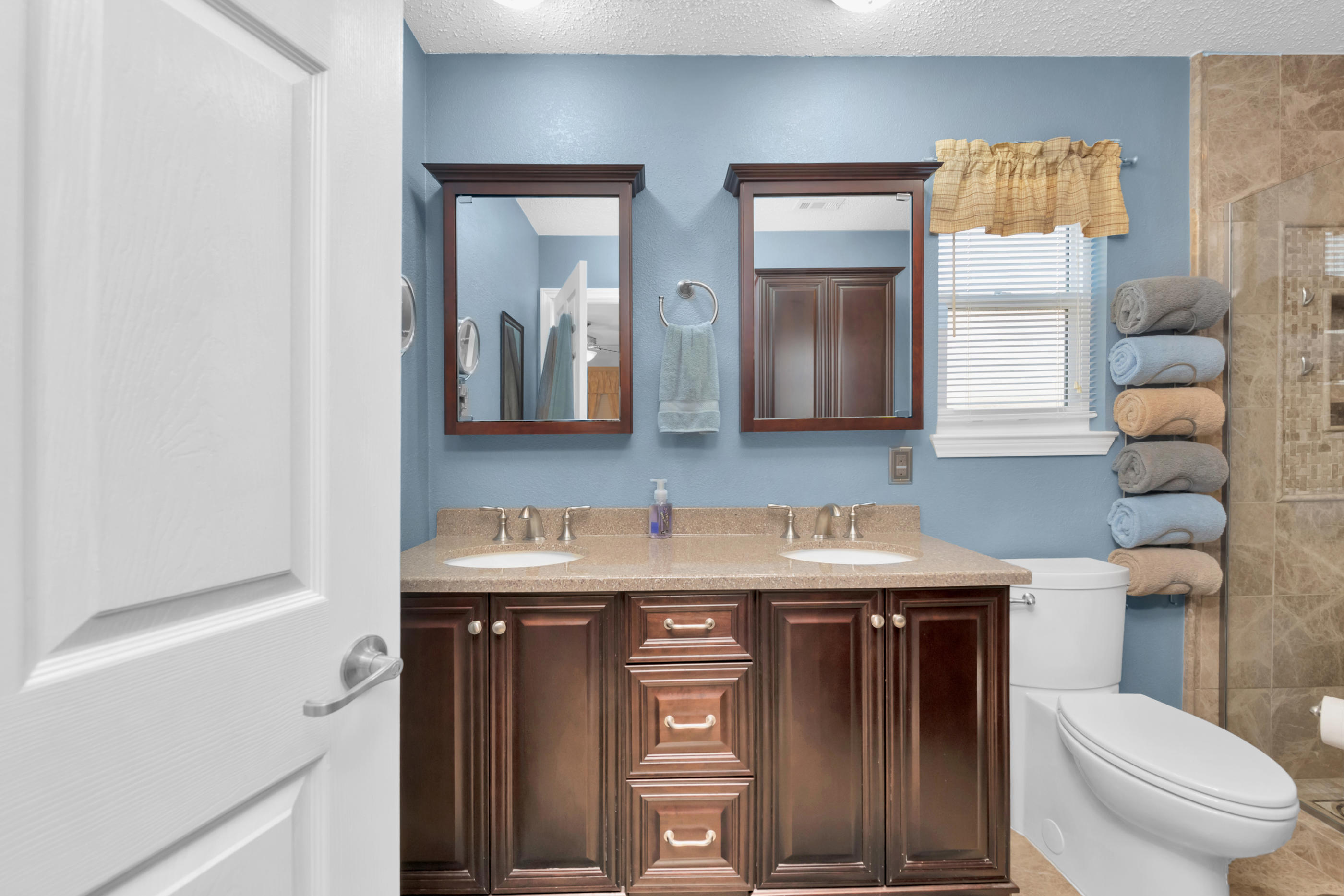 EMERALD VILLAGE S/D LOT 43 BLK B - Residential