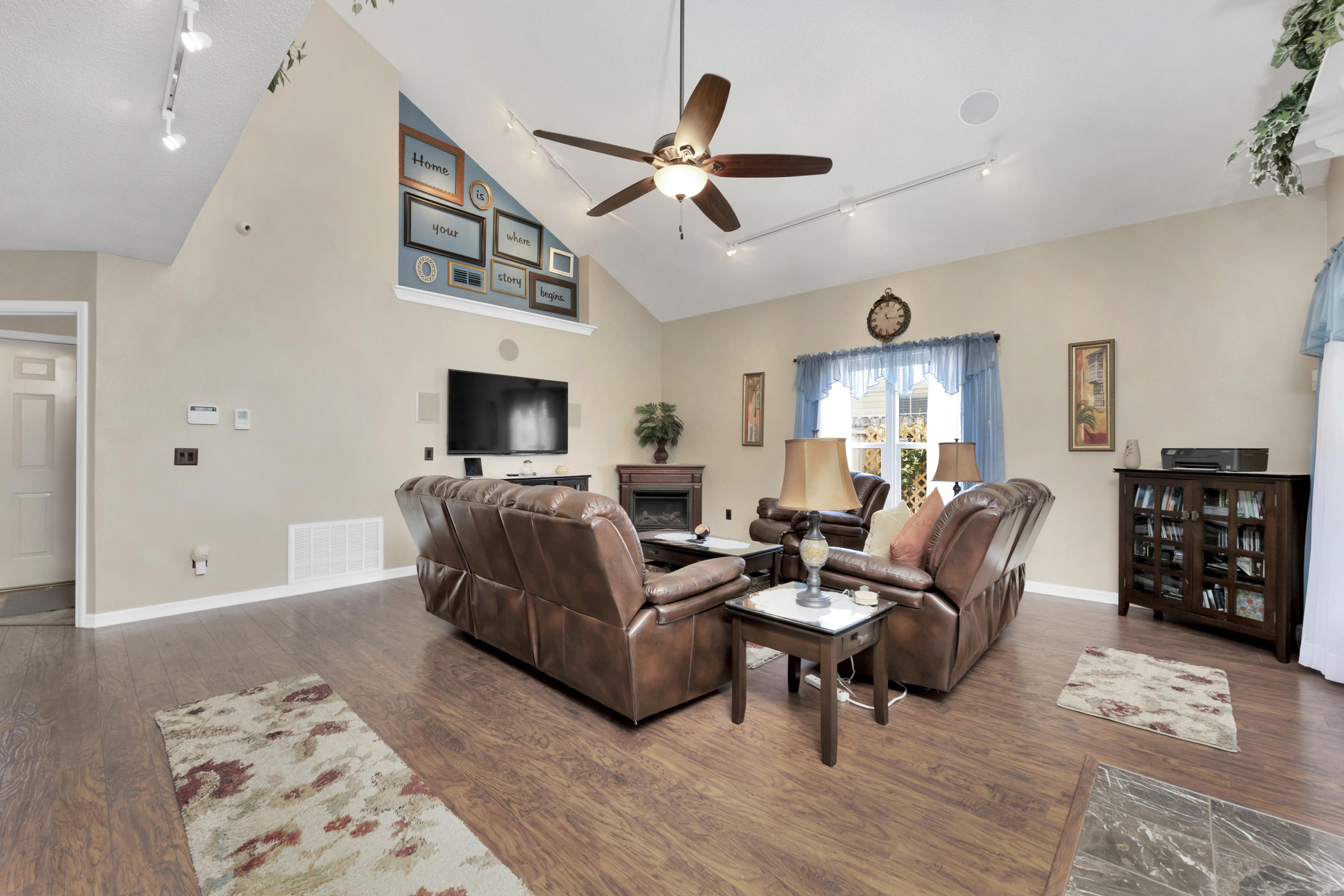 EMERALD VILLAGE S/D LOT 43 BLK B - Residential