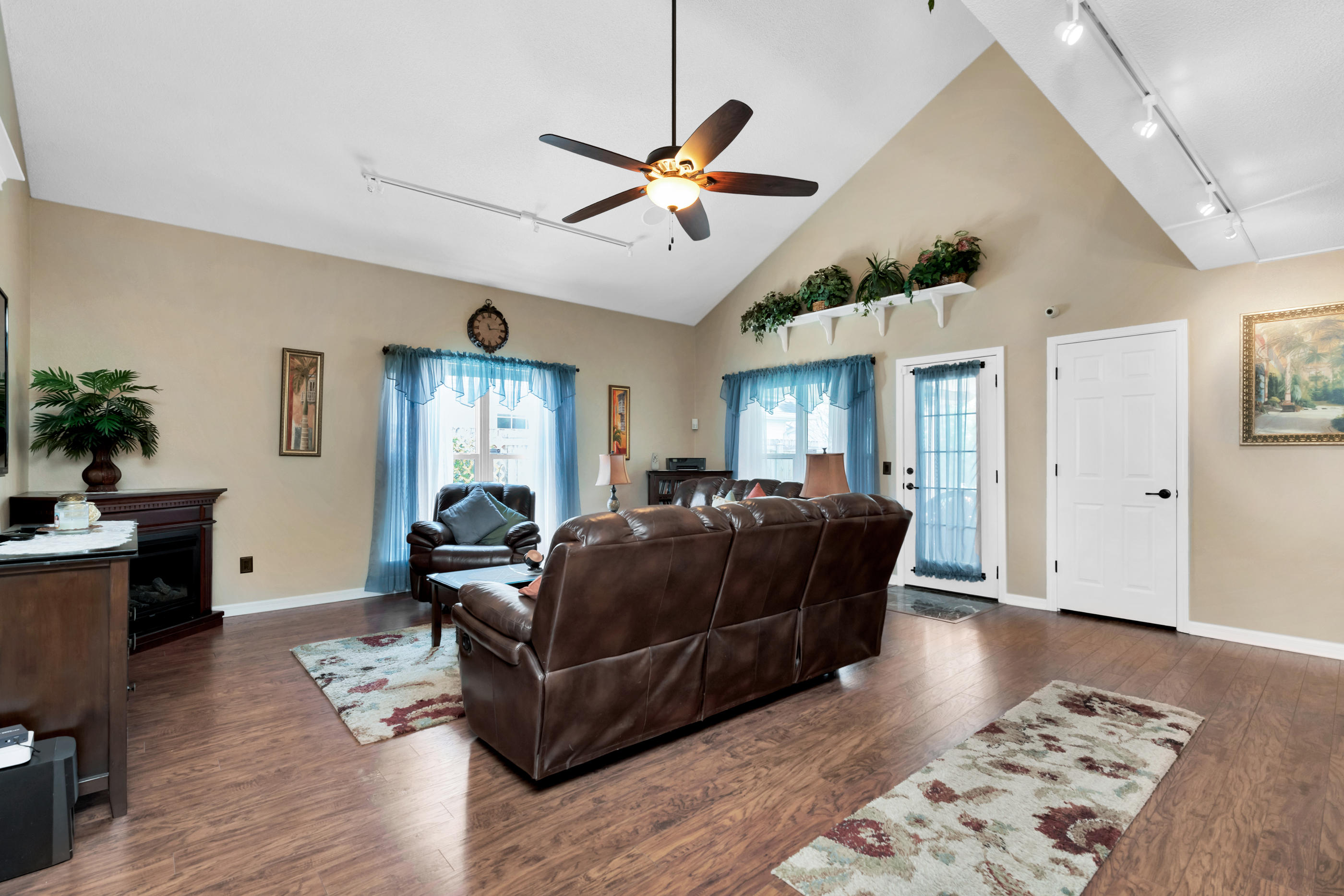 EMERALD VILLAGE S/D LOT 43 BLK B - Residential