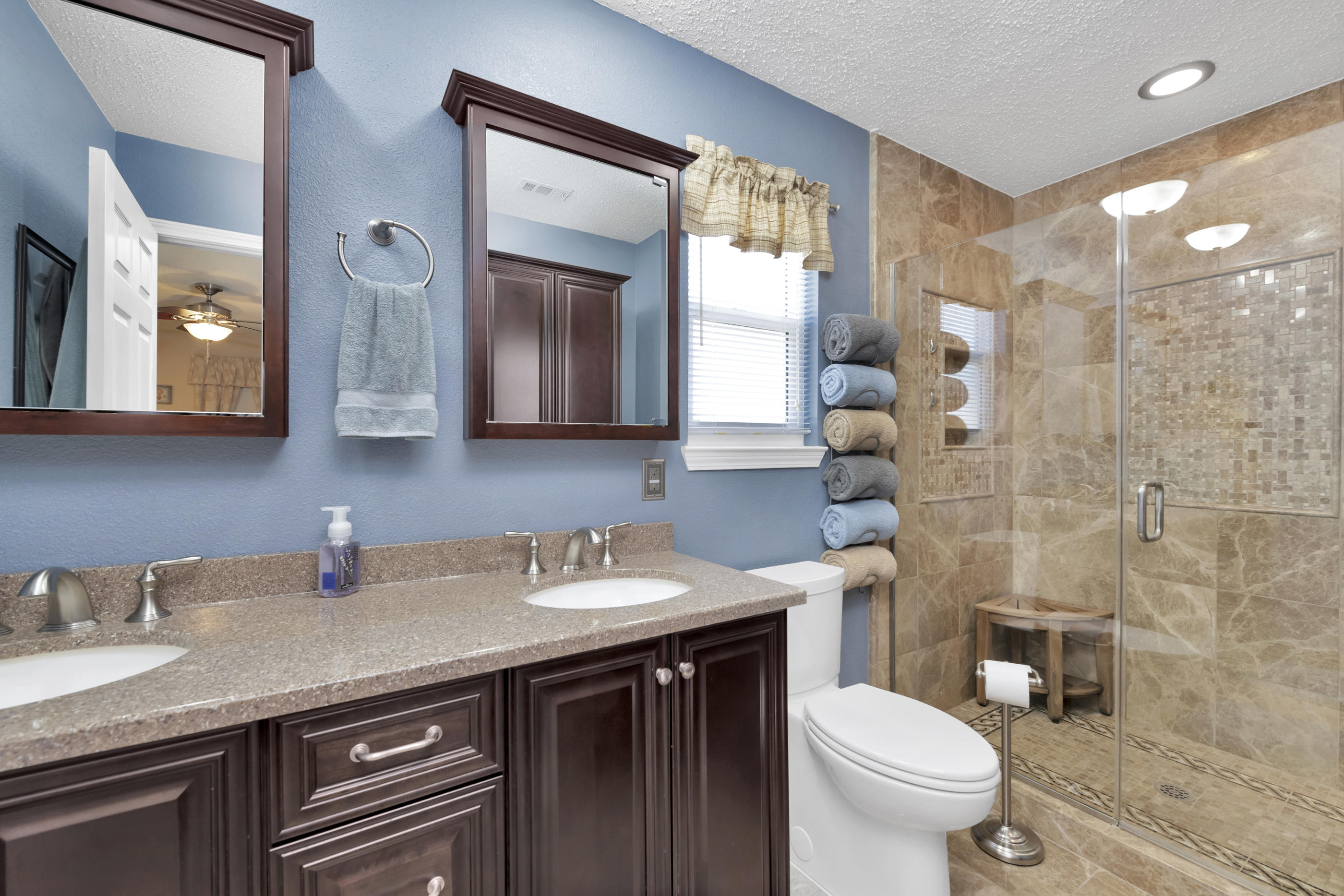 EMERALD VILLAGE S/D LOT 43 BLK B - Residential