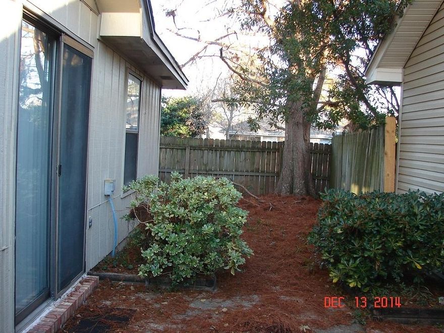 Nice 2 bedroom, 2 bath house with a single car garage. Privacy fenced back yard. House comes with washer and dryer. Convenient location to Eglin and Hurlburt AFB.