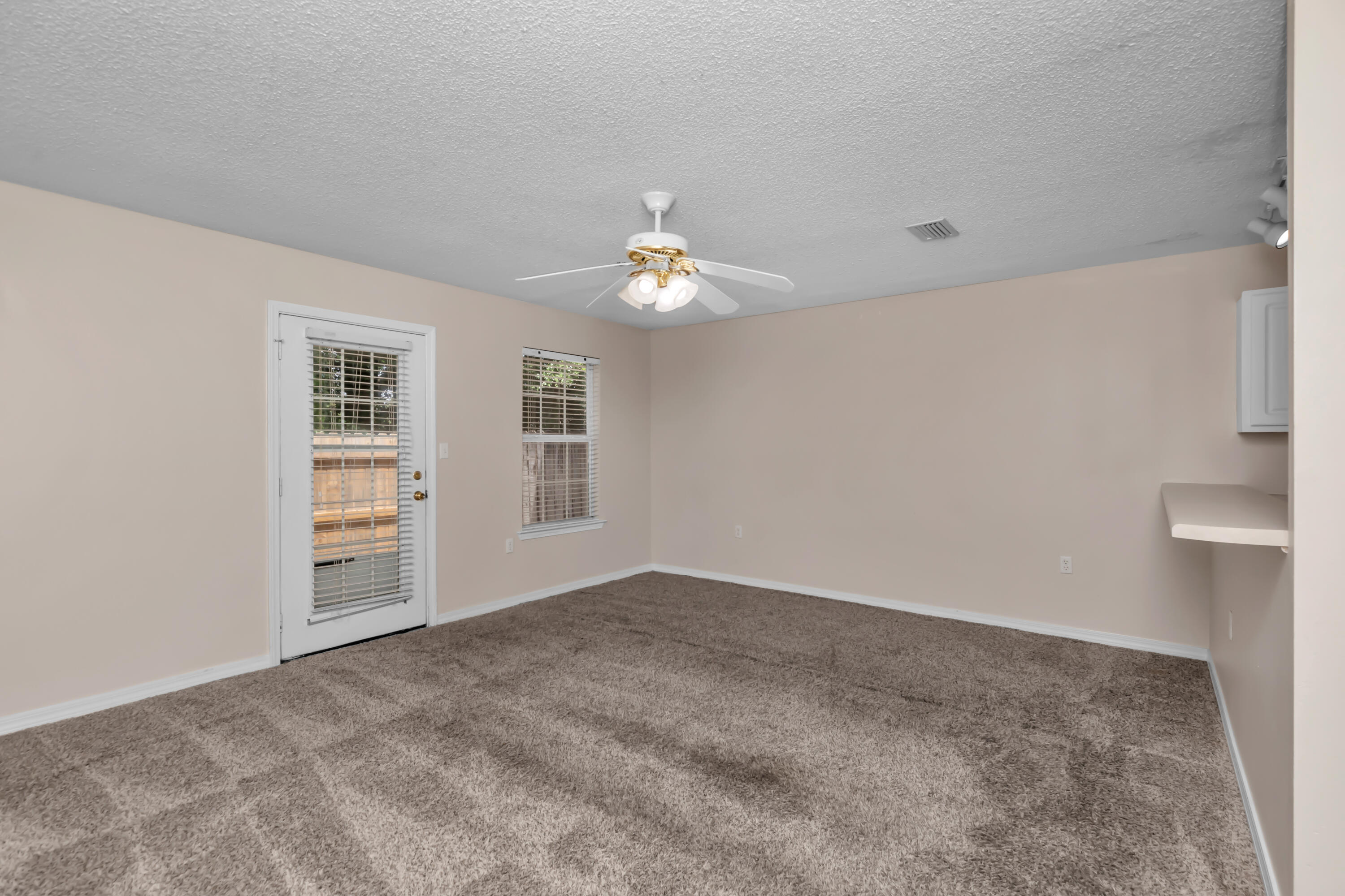 OAK PARK TOWNHOMES - Residential Lease