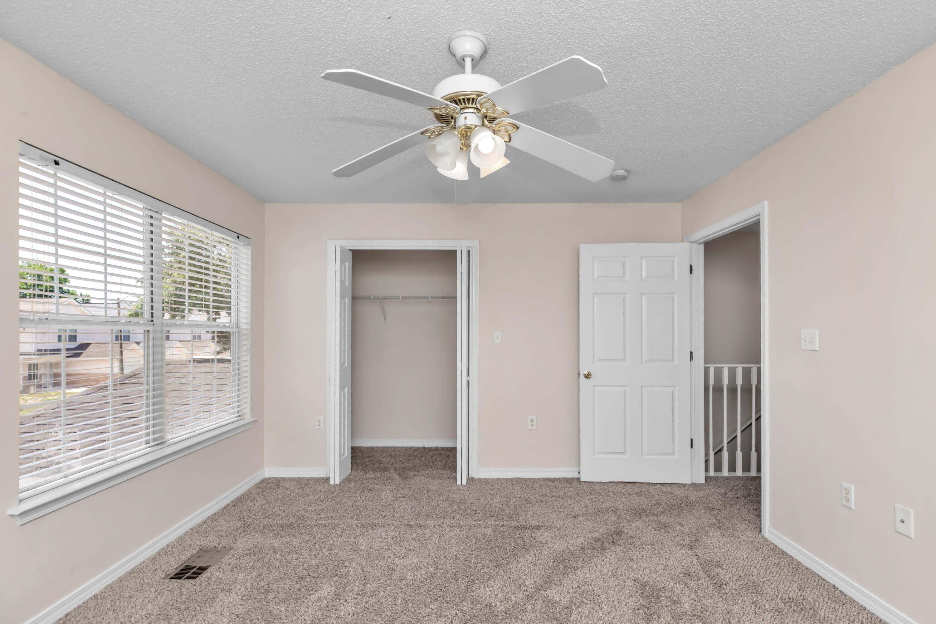 OAK PARK TOWNHOMES - Residential Lease