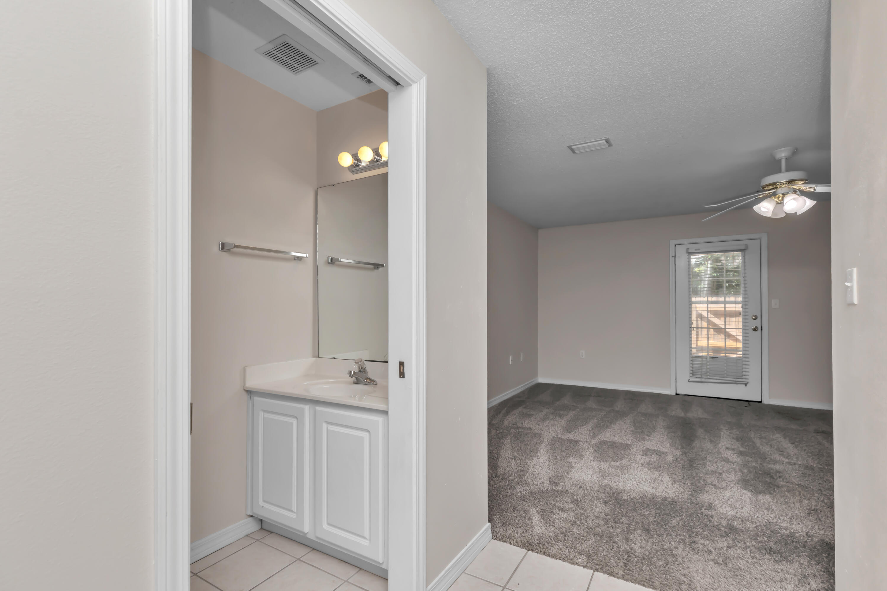 OAK PARK TOWNHOMES - Residential Lease