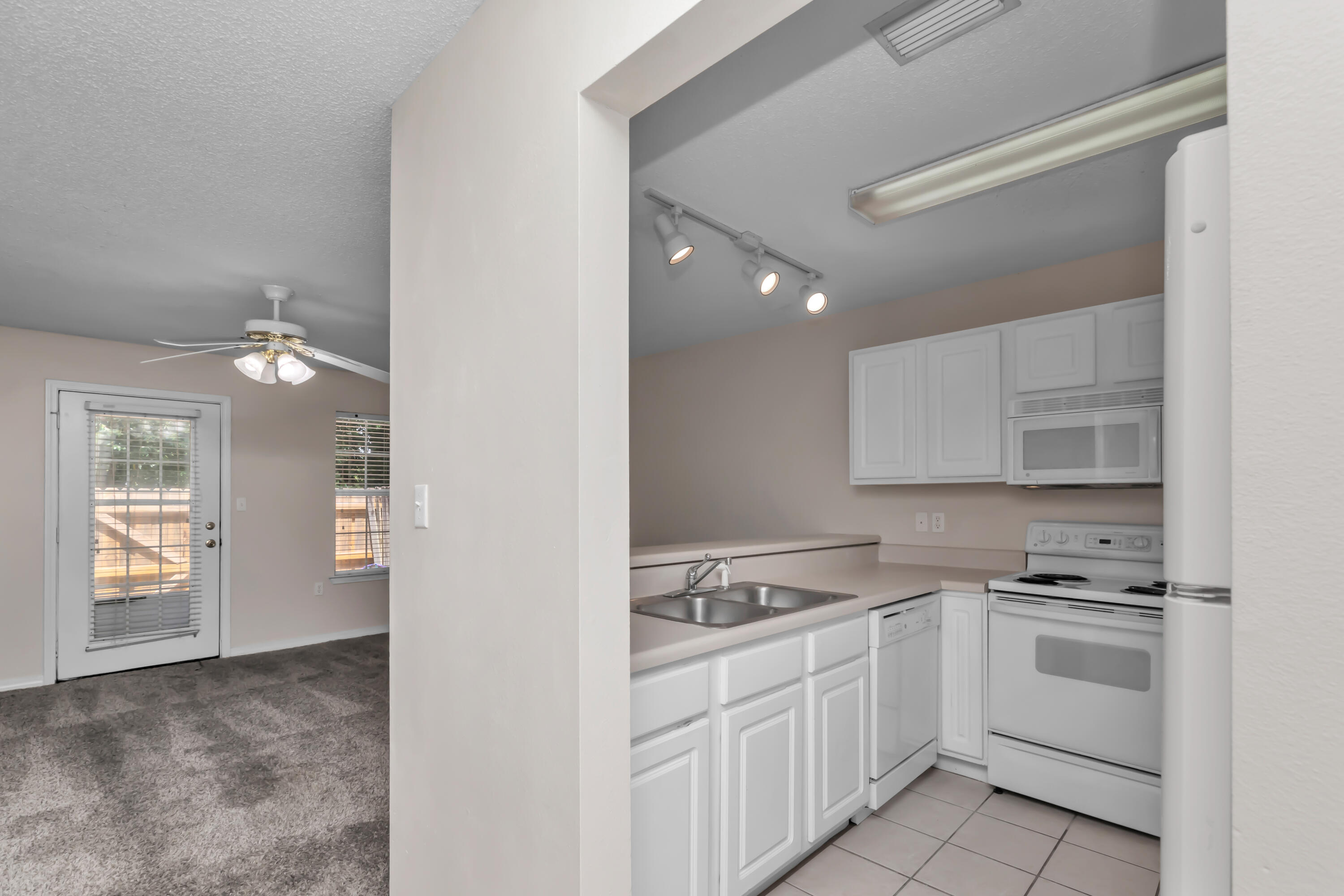 OAK PARK TOWNHOMES - Residential Lease