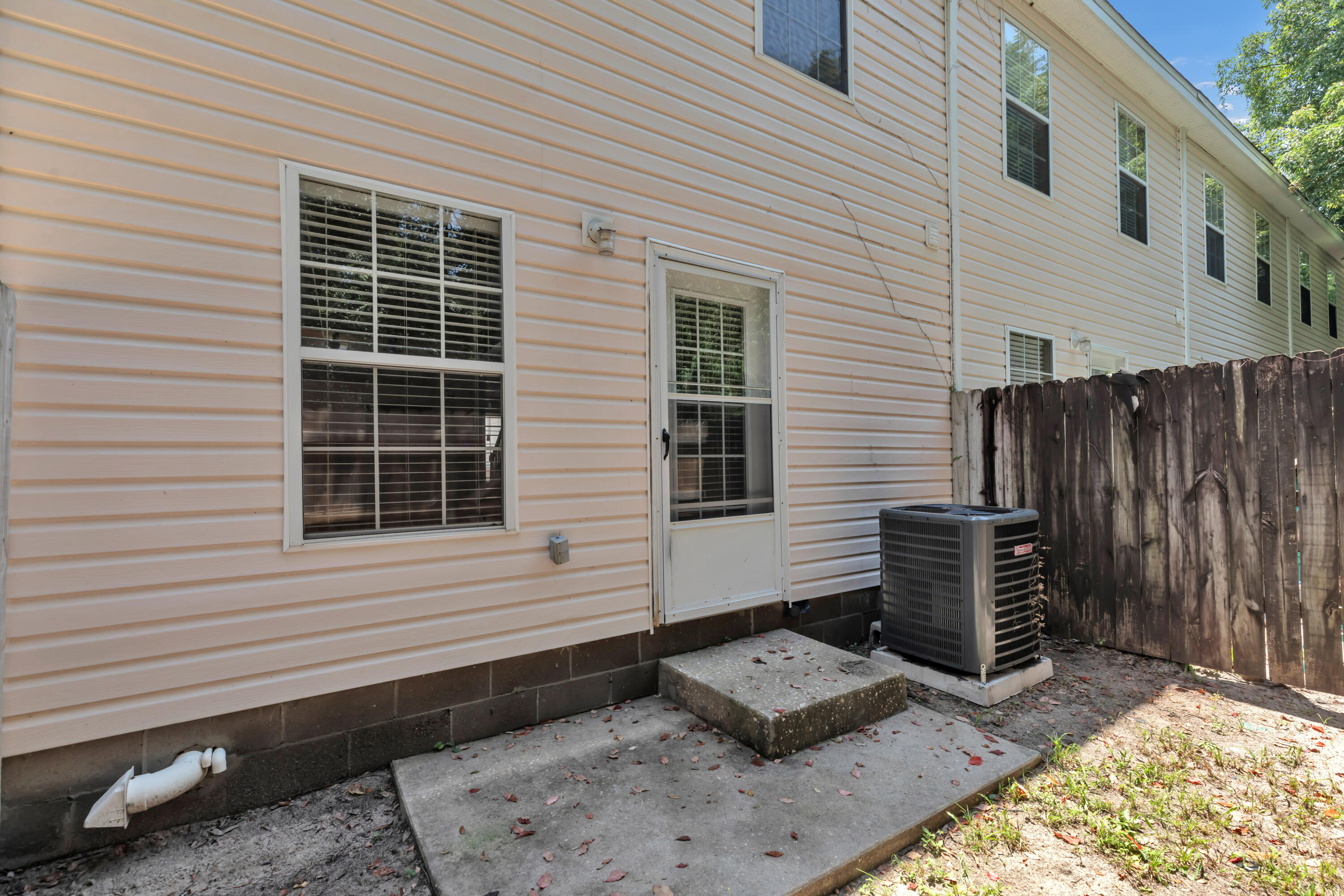 OAK PARK TOWNHOMES - Residential Lease