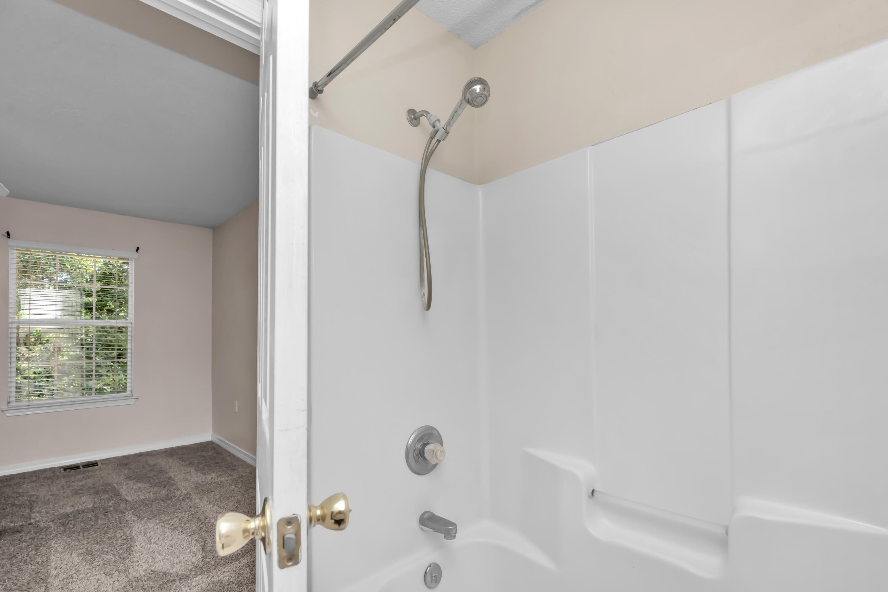 OAK PARK TOWNHOMES - Residential Lease