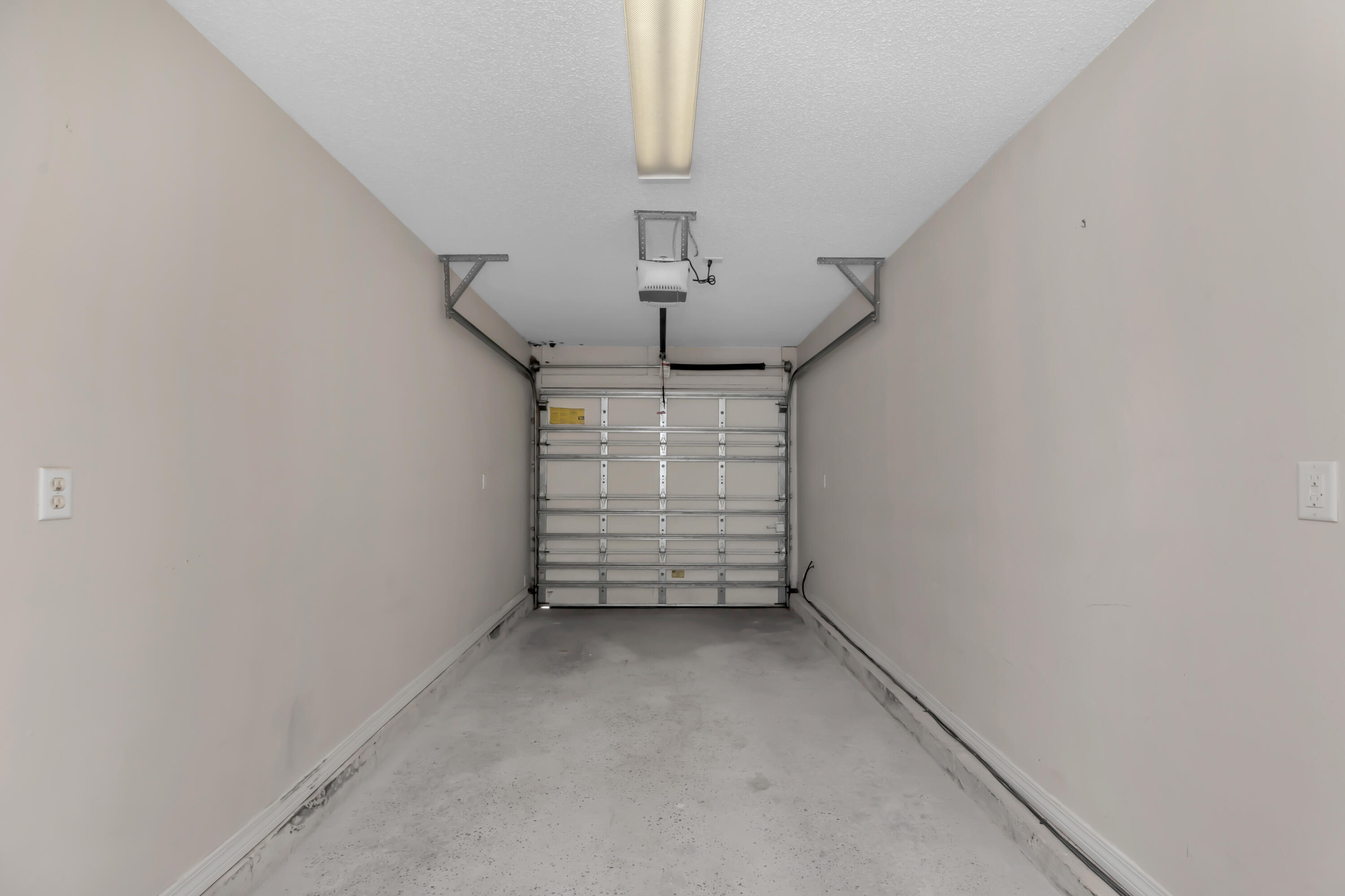 OAK PARK TOWNHOMES - Residential Lease