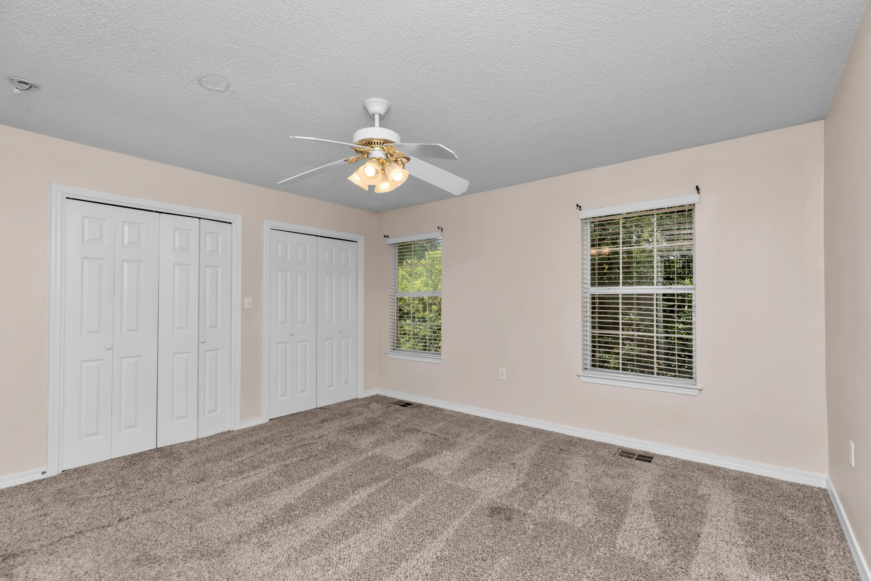 OAK PARK TOWNHOMES - Residential Lease