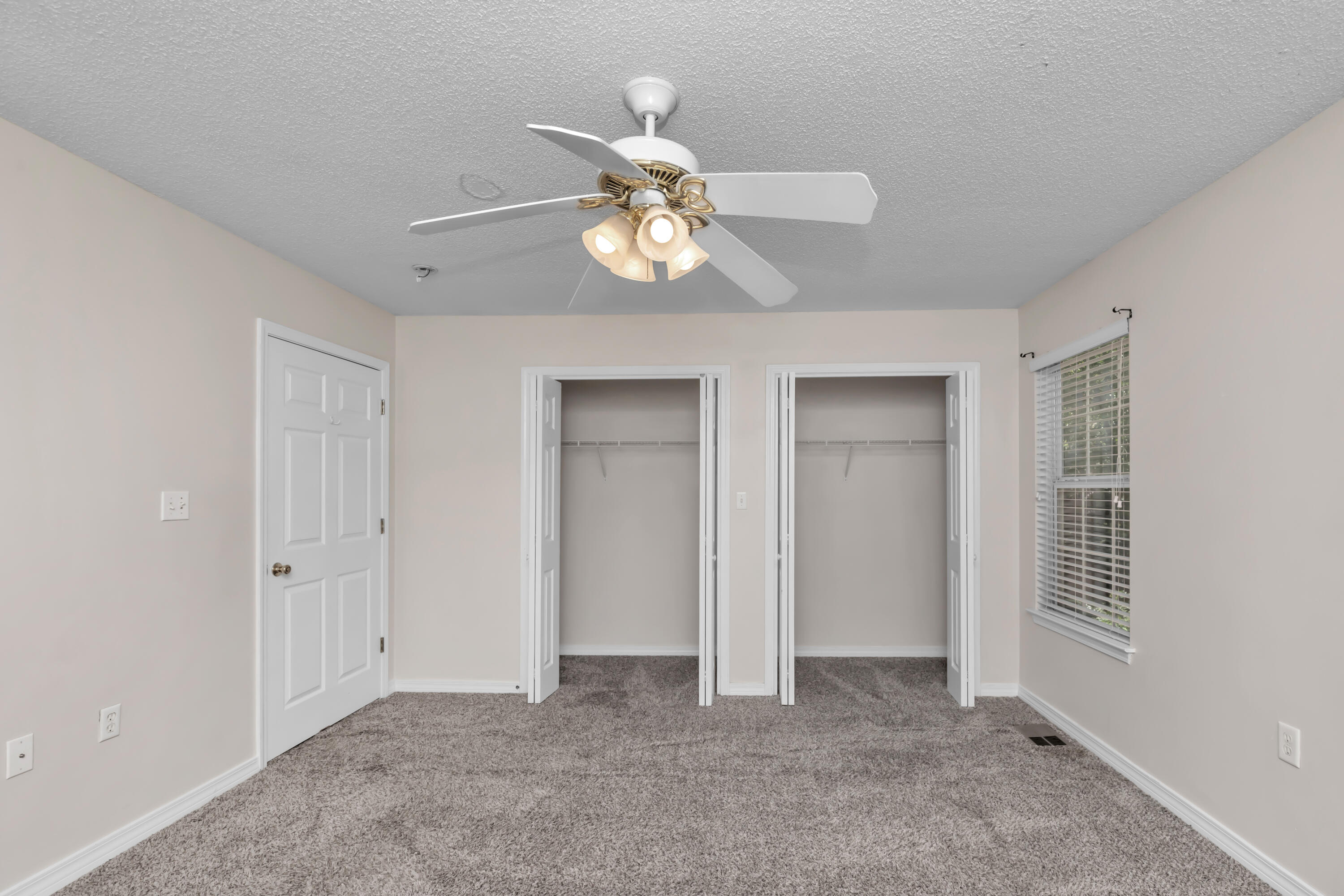 OAK PARK TOWNHOMES - Residential Lease