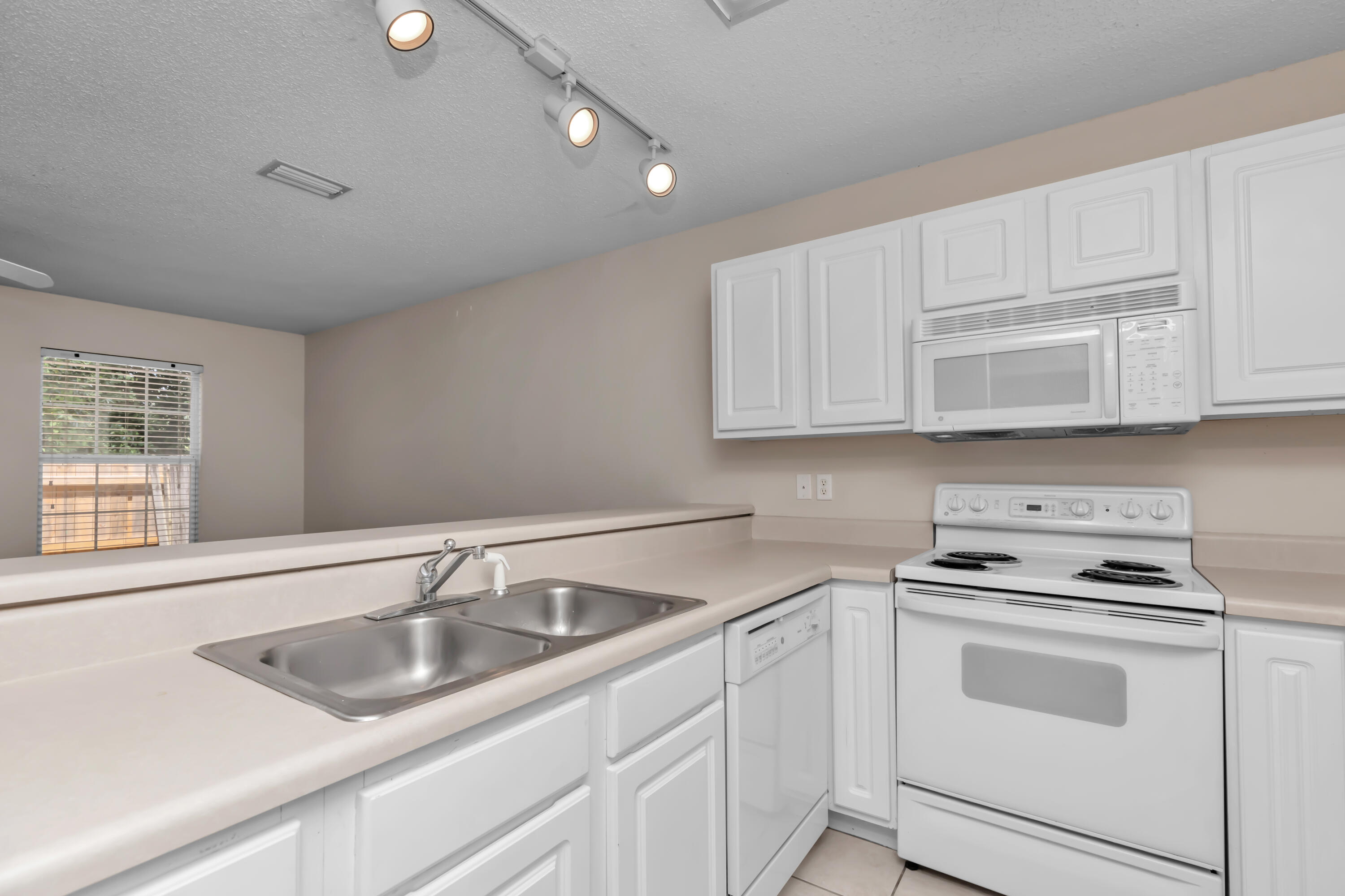 OAK PARK TOWNHOMES - Residential Lease