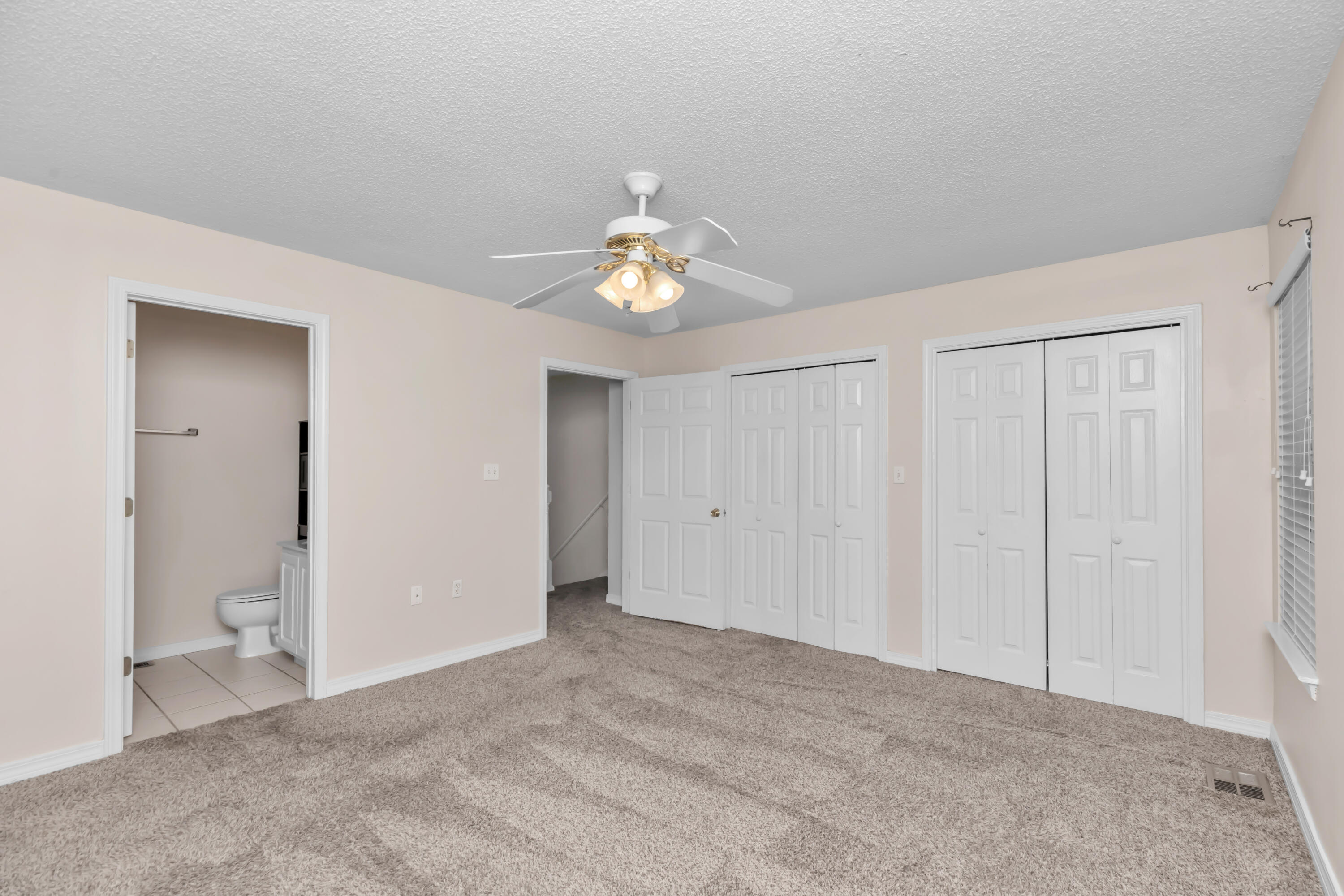 OAK PARK TOWNHOMES - Residential Lease