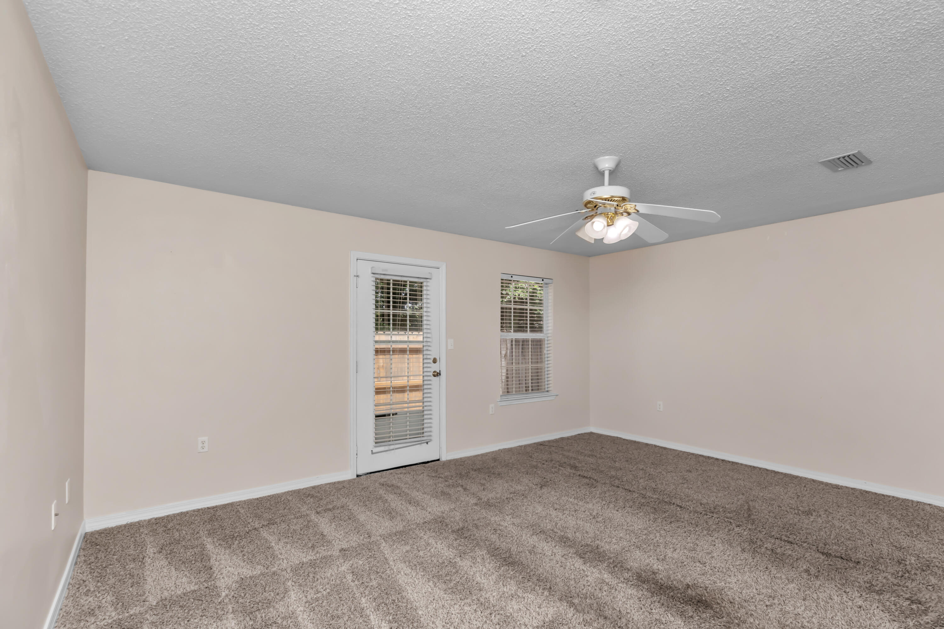 OAK PARK TOWNHOMES - Residential Lease