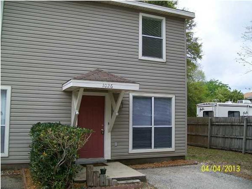 PRIVATE CORNER UNIT. WOODEN DECK OFF KITCHEN. ALL APPLIANCES INCLUDING WASHER & DRYER. CENTRAL AND POPULAR FT WALTON LOCATION. SHOWN BY APPOINTMENT. ONLY SMALL PETS ALLOWED.