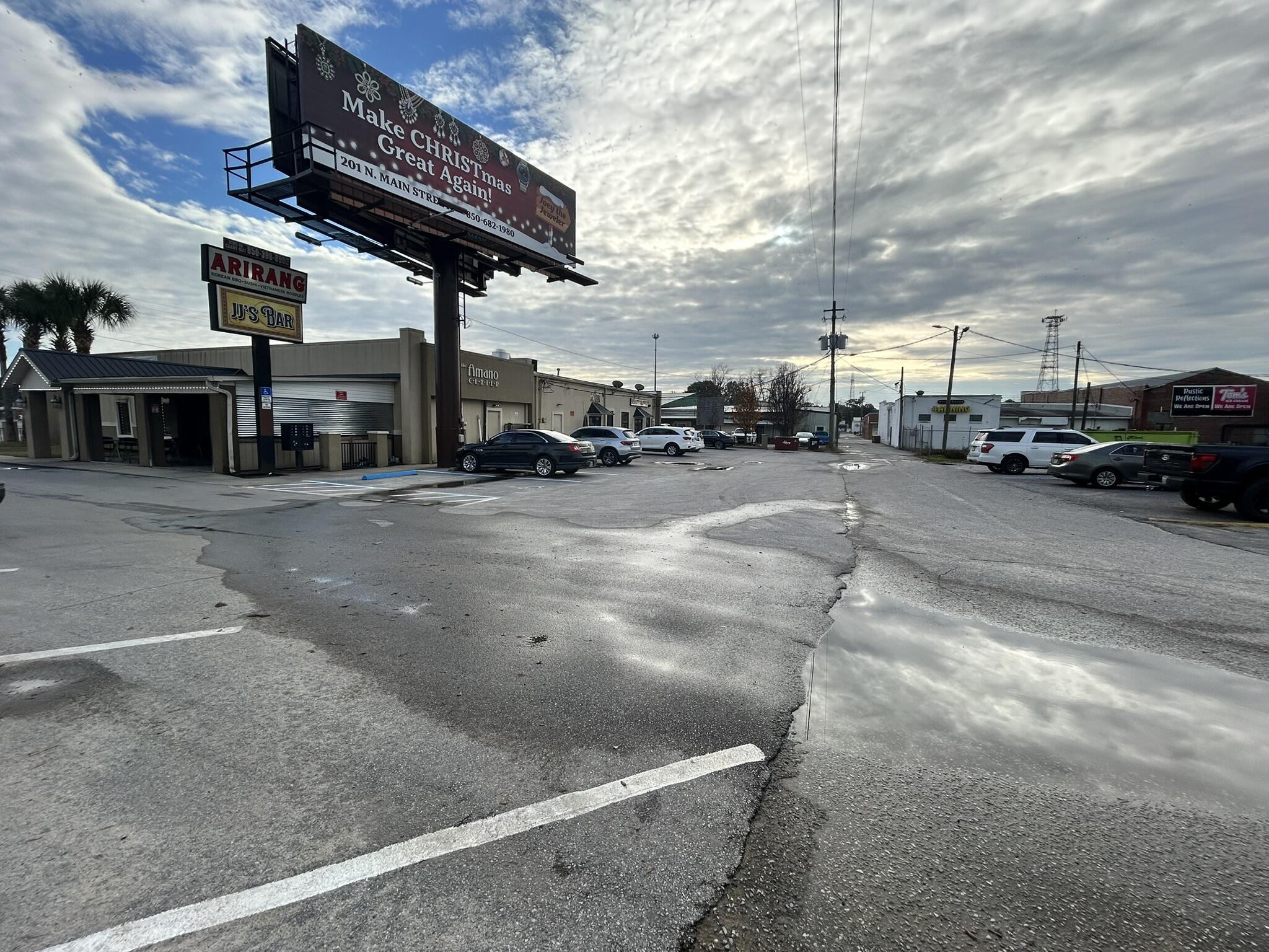 Main image without alt text