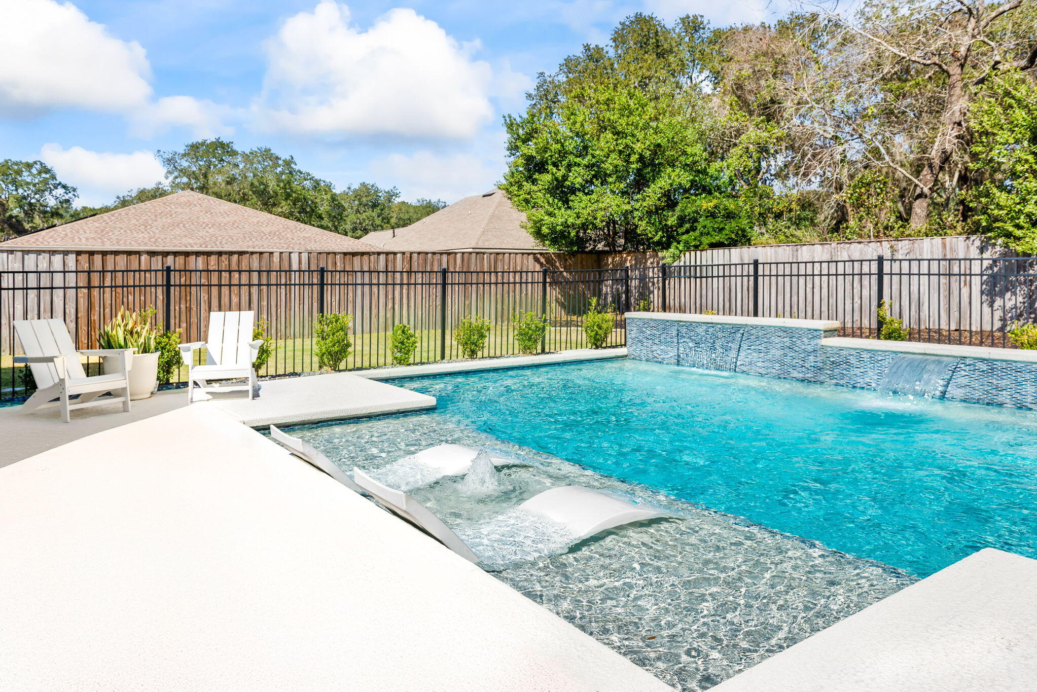 WOODLAND SHORES - Residential