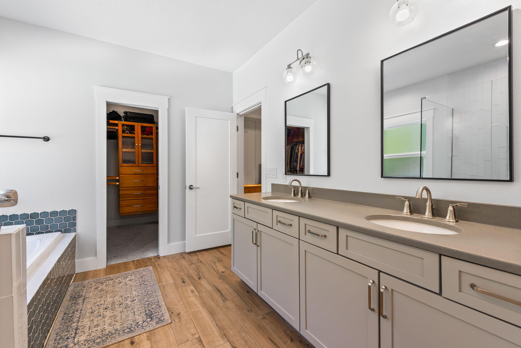 WOODLAND SHORES - Residential