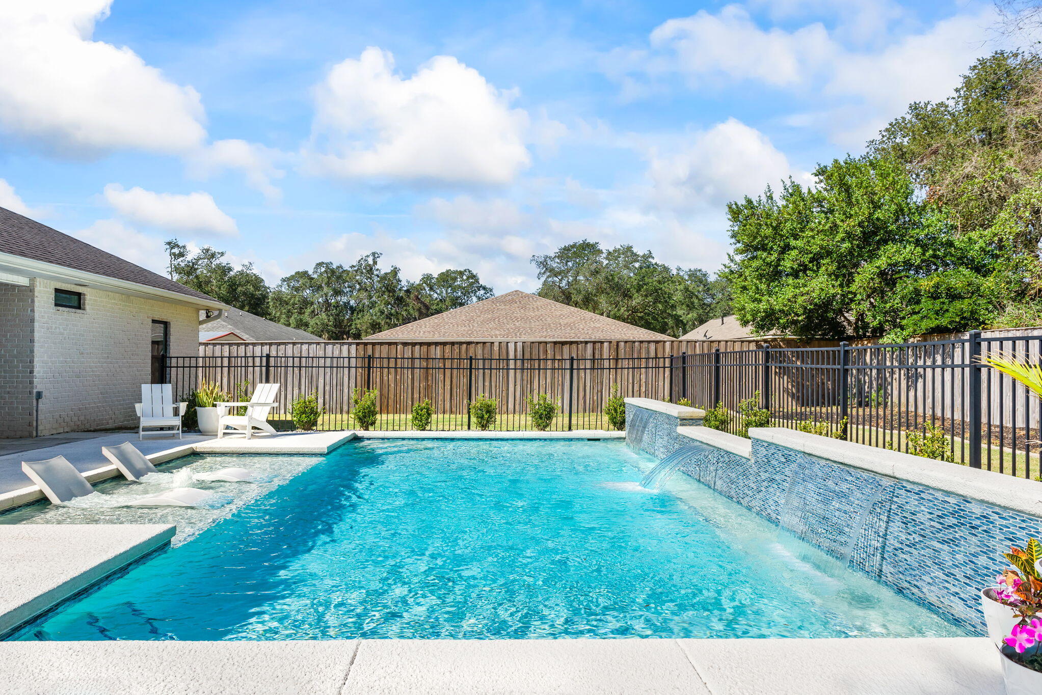 WOODLAND SHORES - Residential