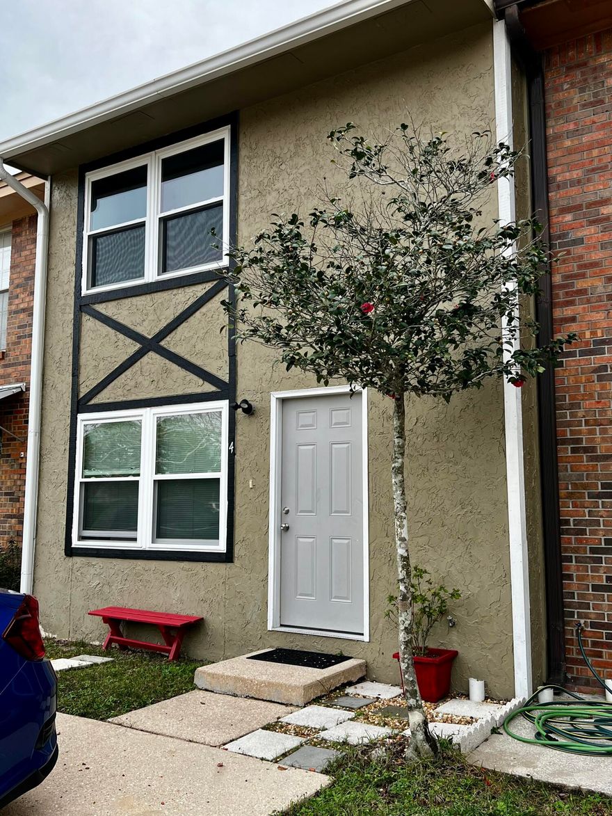 Well maintained townhome located between both Eglin AFB and Hurlburt Field, as well as shopping and schools.