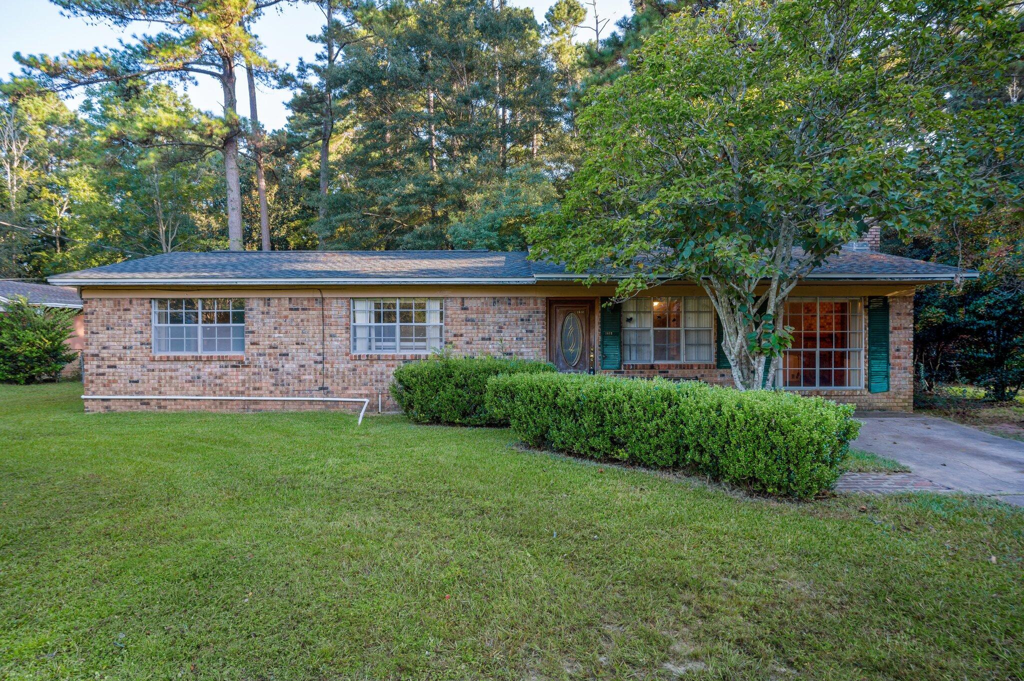 Come check out this amazing investment opportunity. Quaint 3 bd/2ba home in town. This home just needs a little bit of work and it would make the perfect investment or first time home. Roof 10/21, HVAC 2013, Water Heater 2016.