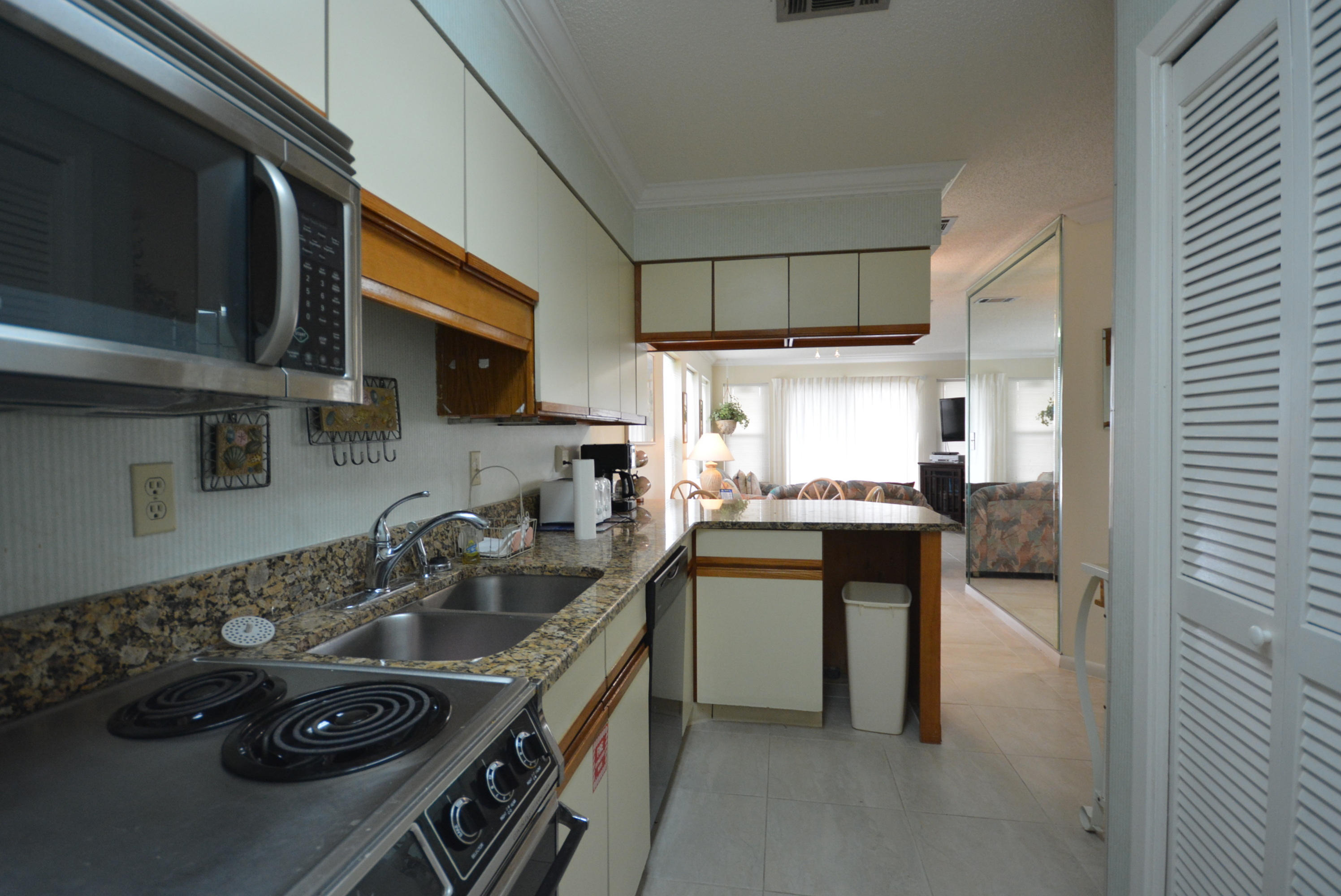 POOLSIDE VILLAS CONDO - Residential